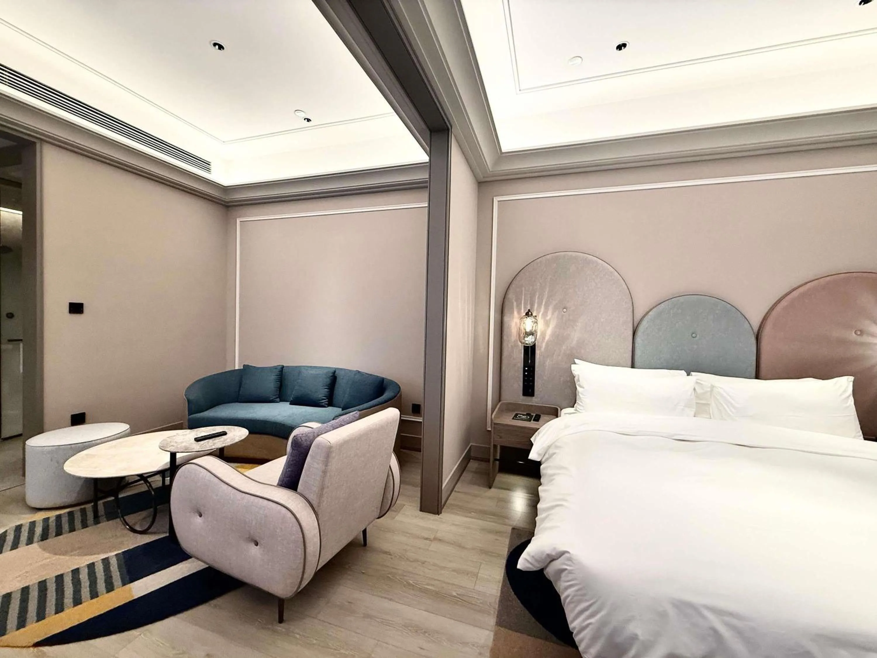 Deluxe King Suite in Mercure Shanghai Baoshan