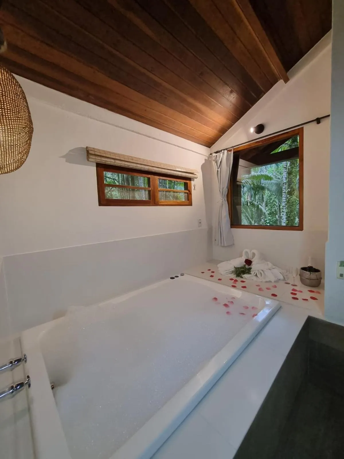 Bath, Bed in Pousada Bromélias