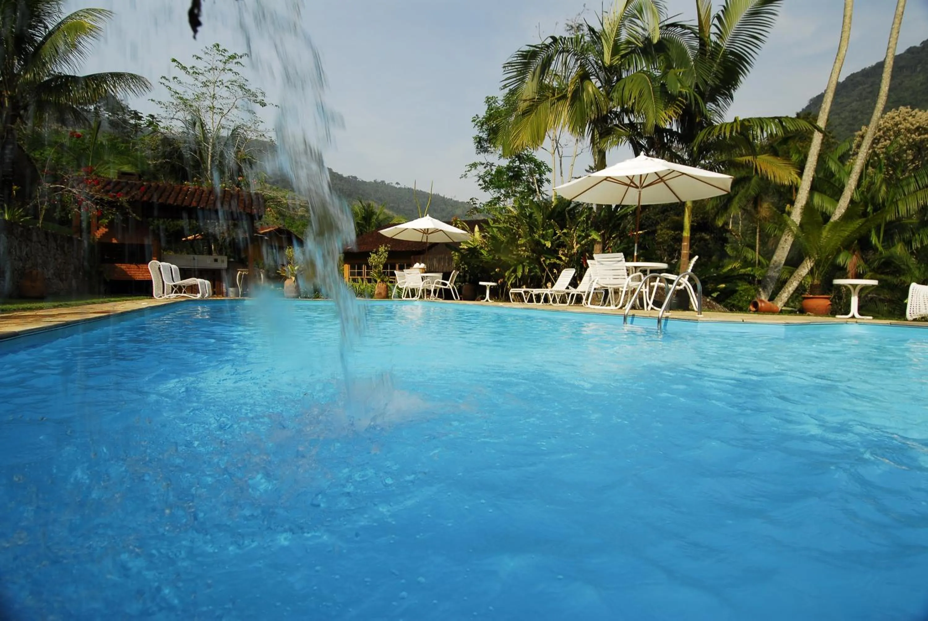 Swimming pool in Pousada Bromélias
