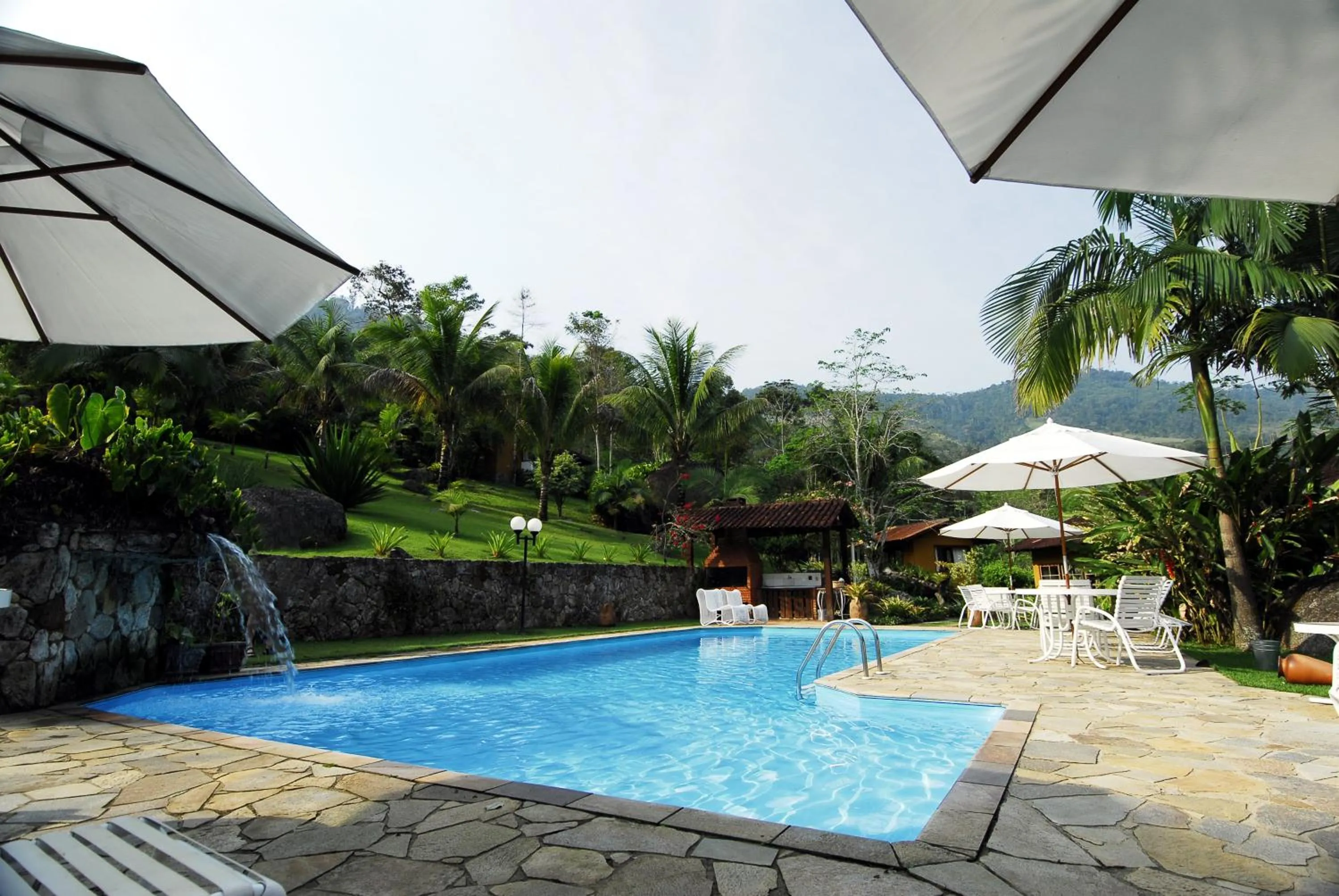 Swimming pool in Pousada Bromélias