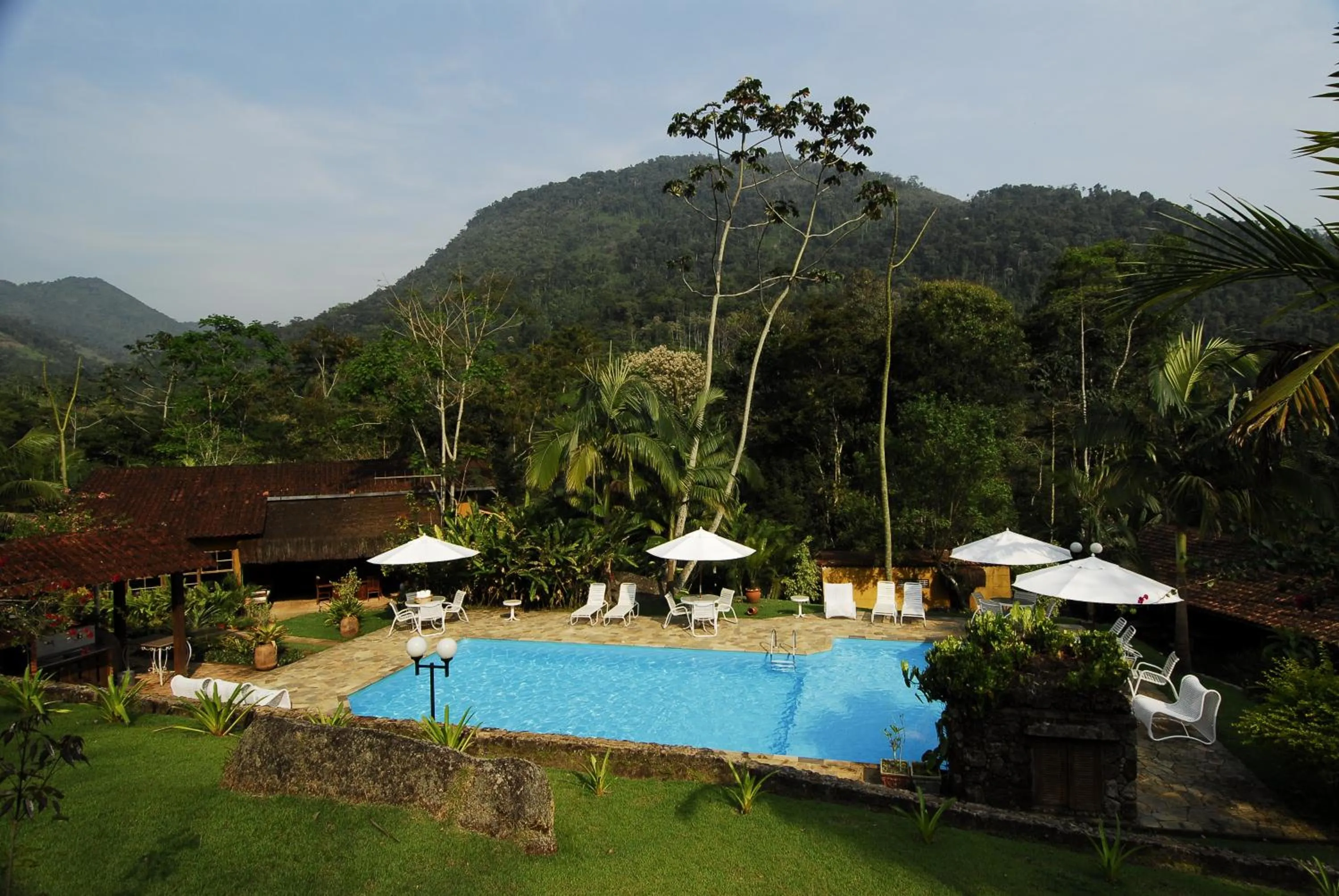 Swimming pool in Pousada Bromélias