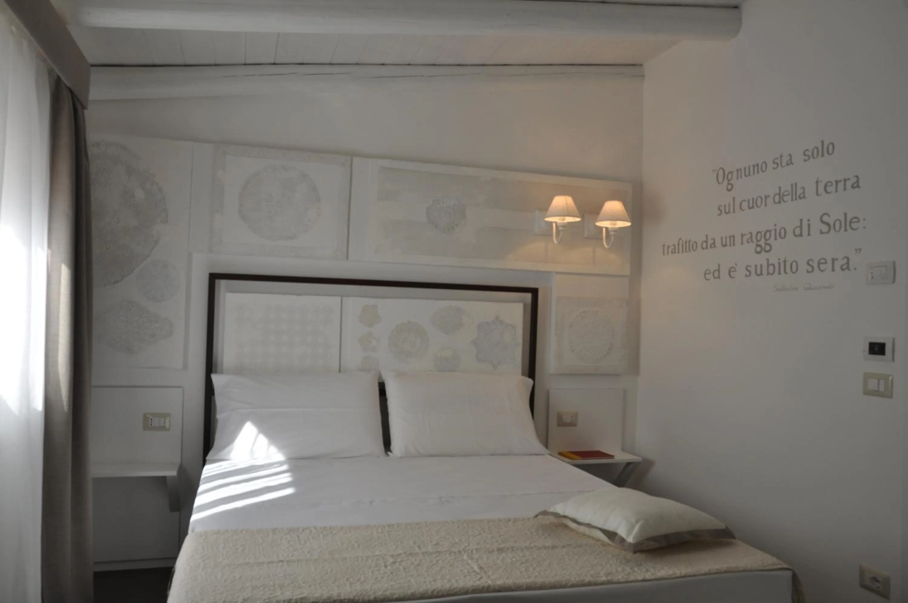 Photo of the whole room, Bed in Iblainsuite