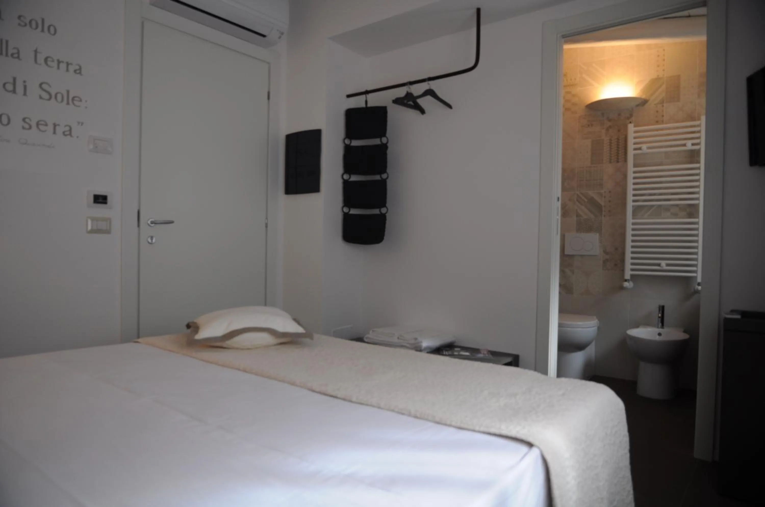 Bathroom, Bed in Iblainsuite