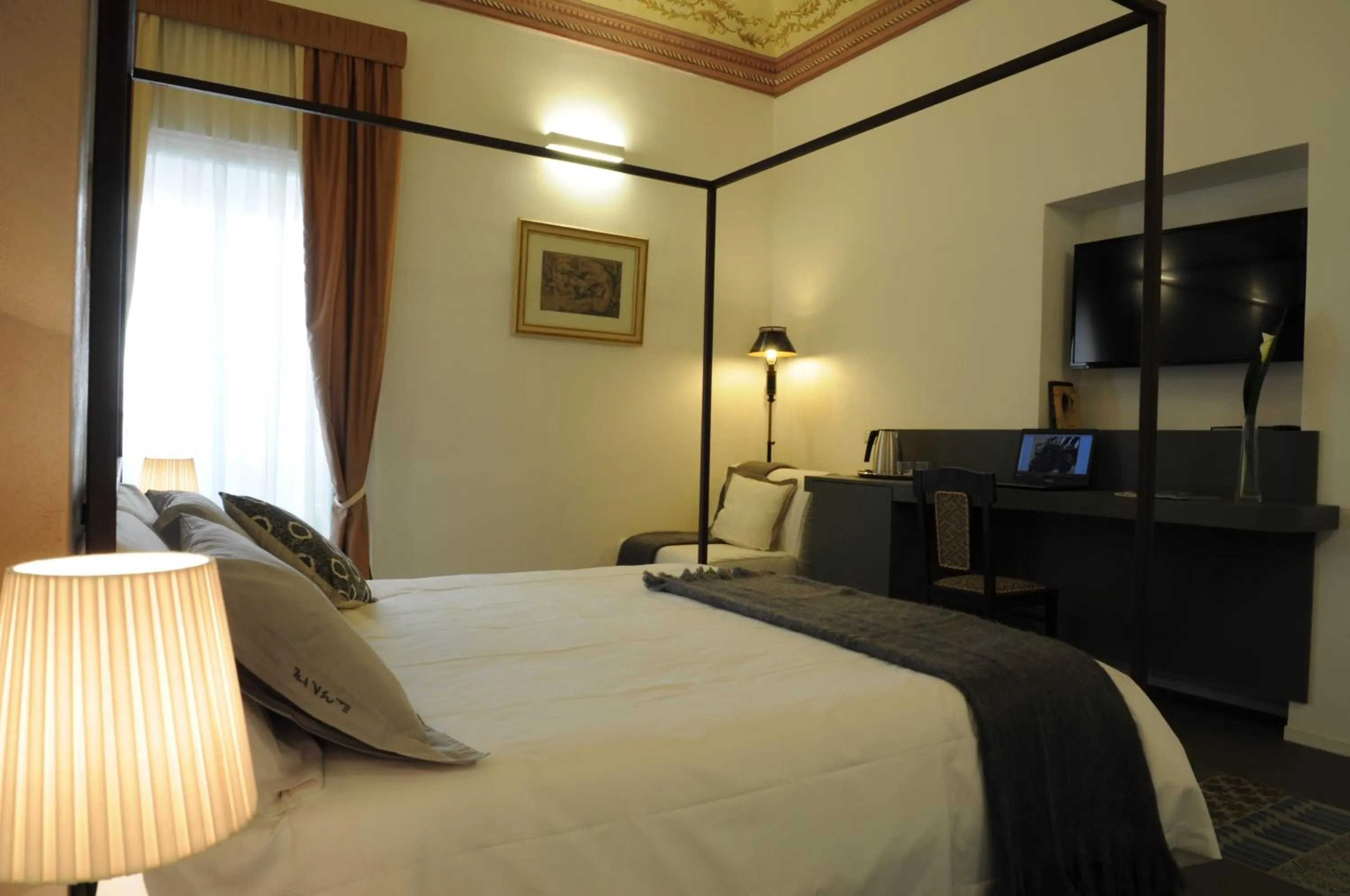 Photo of the whole room, Bed in Iblainsuite