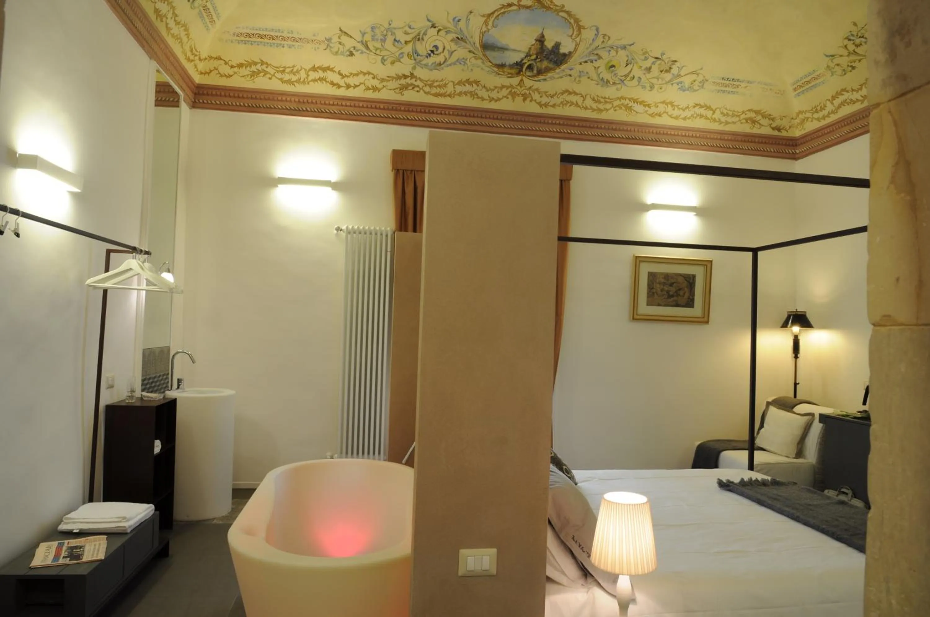 Photo of the whole room, Bed in Iblainsuite