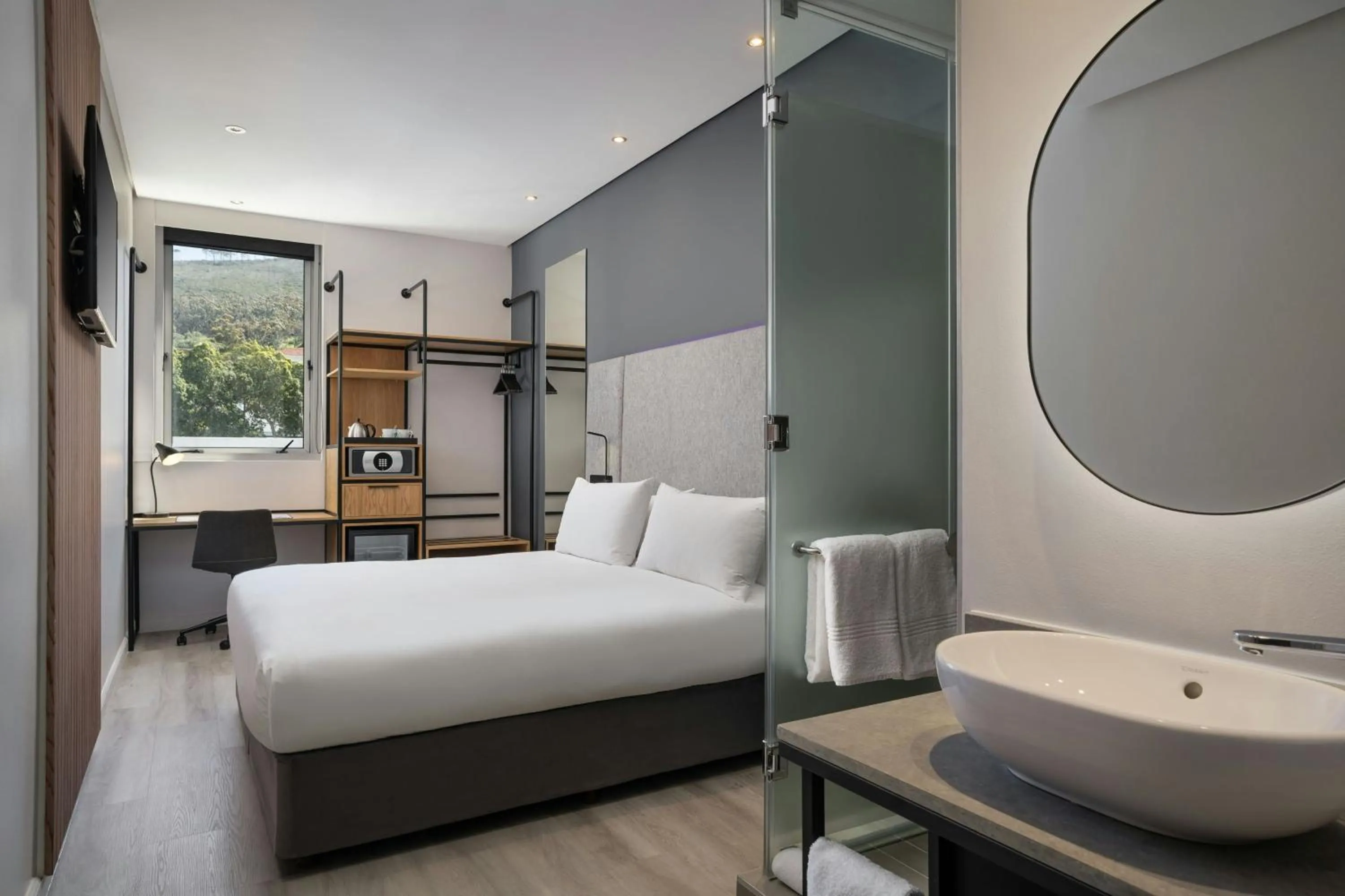 Photo of the whole room, Bed in Protea Hotel Fire & Ice by Marriott Cape Town