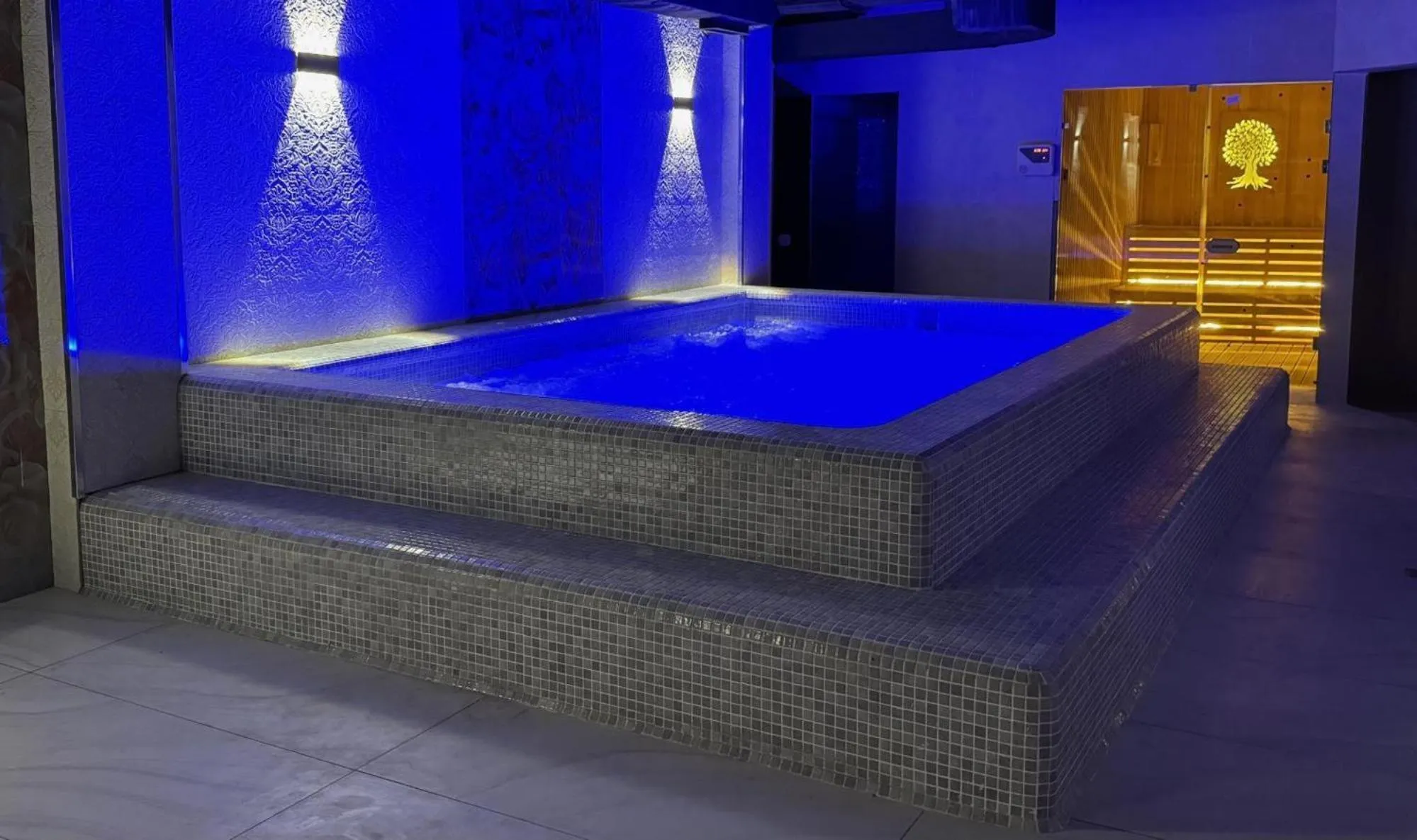 Hot Tub in Art Air hotel