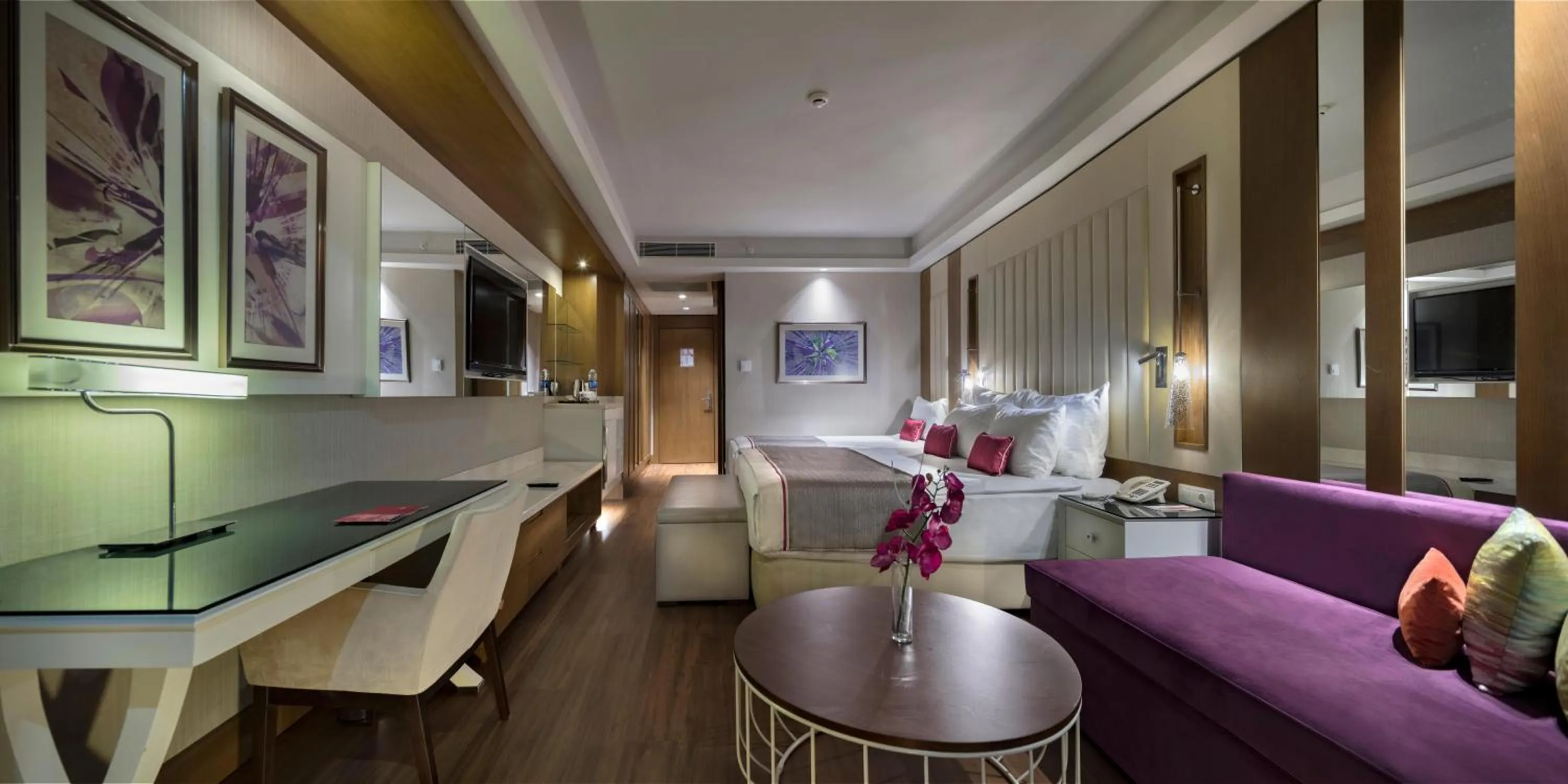 Photo of the whole room in Trendy Lara