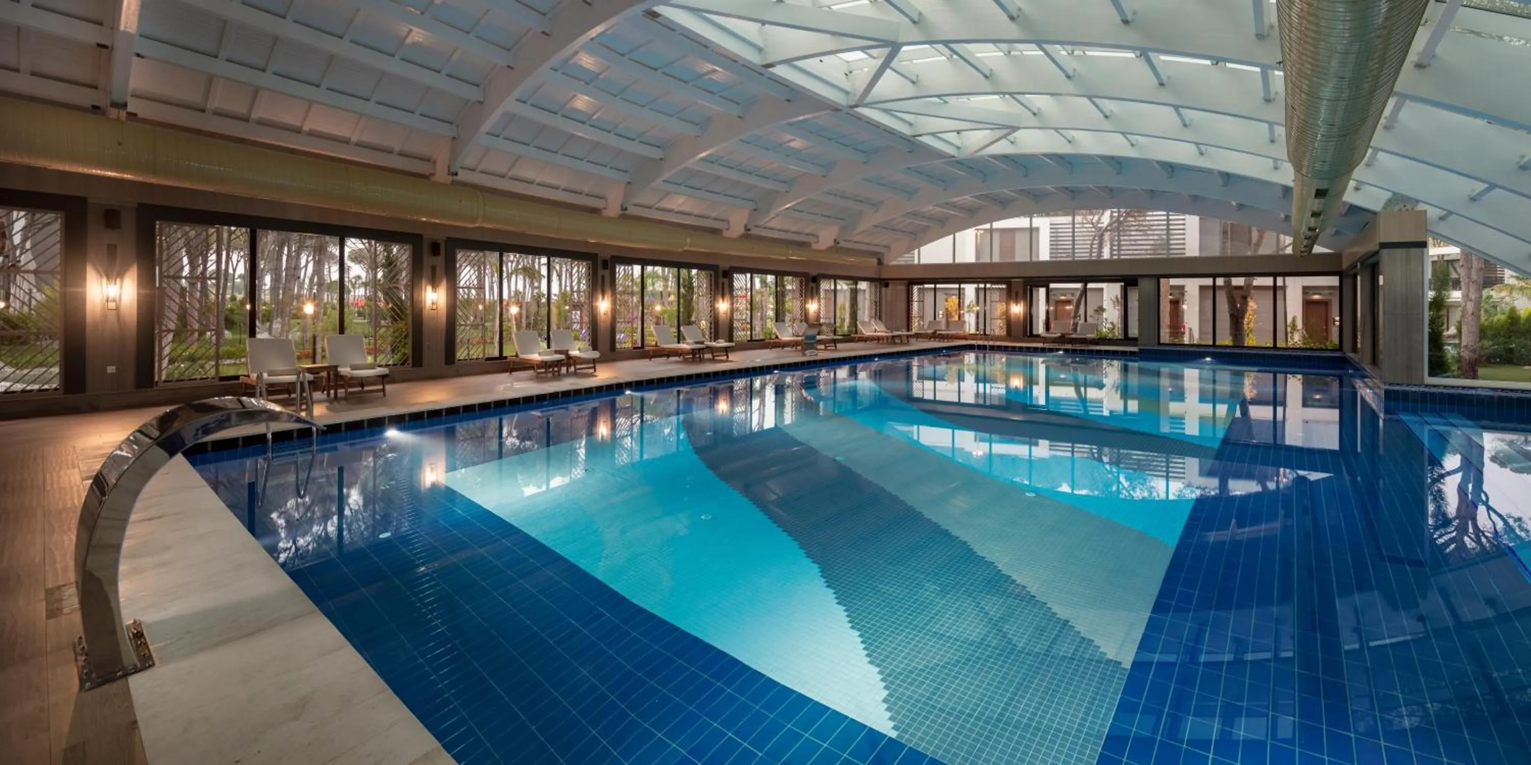 Swimming pool in Trendy Lara