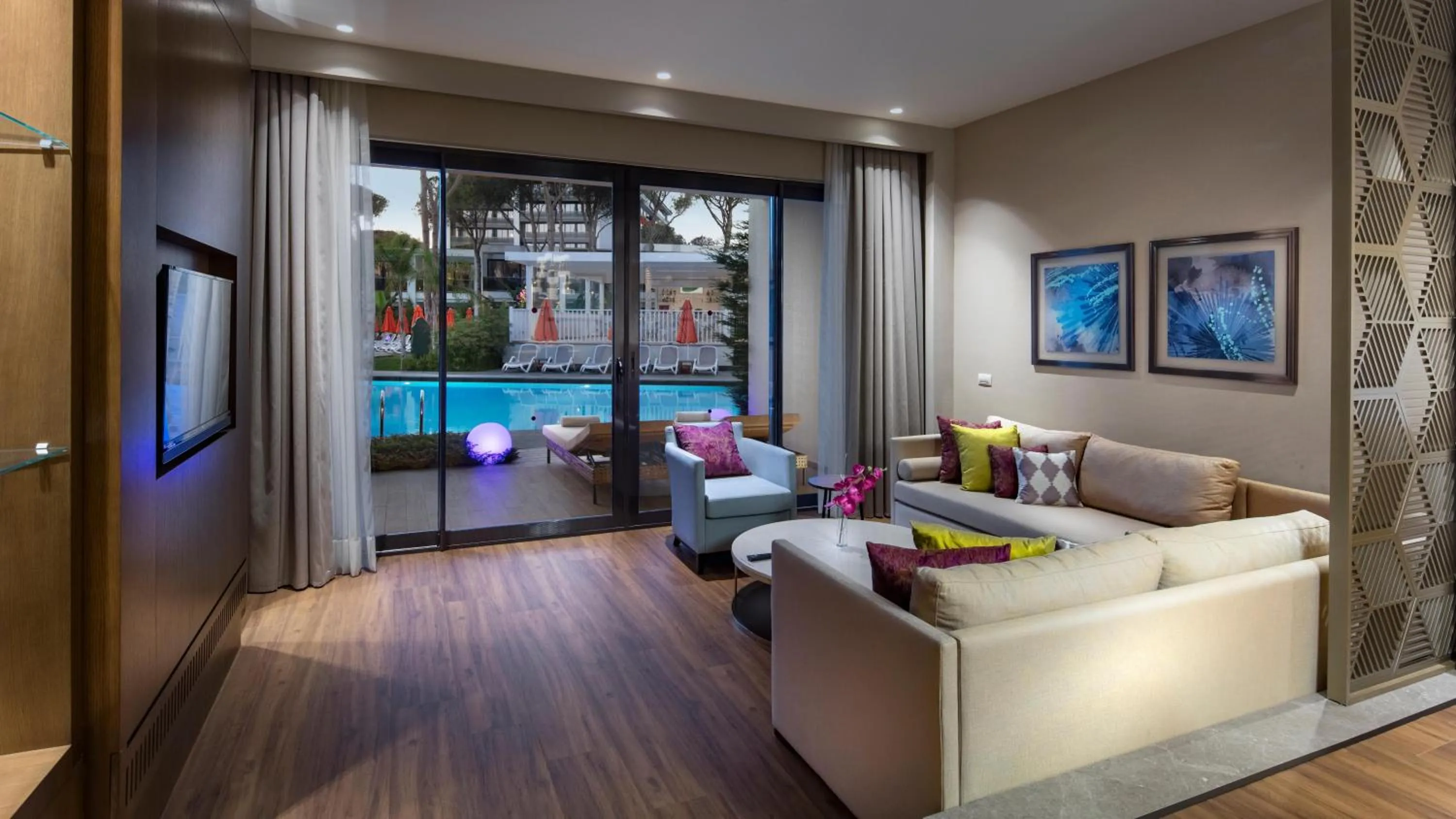 Photo of the whole room in Trendy Lara