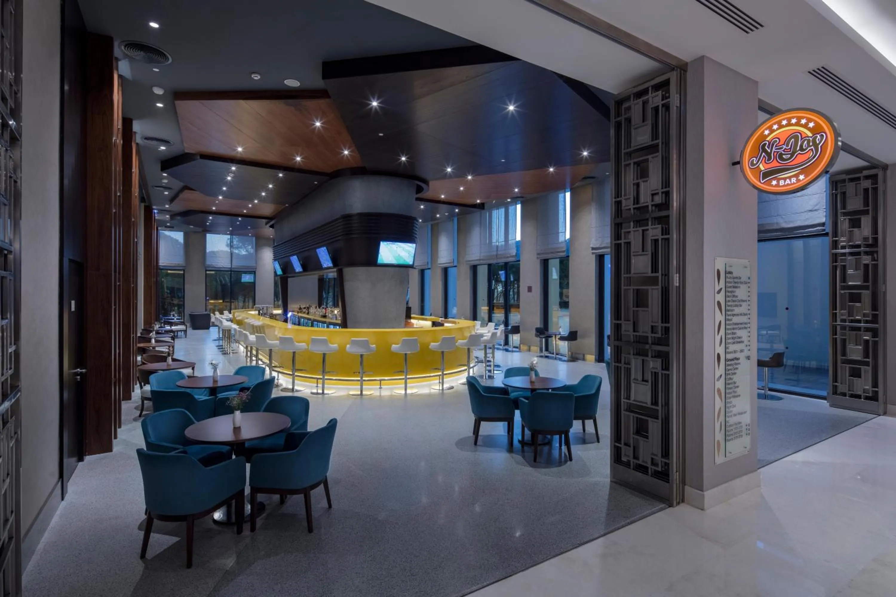 Lounge or bar in Trendy Lara