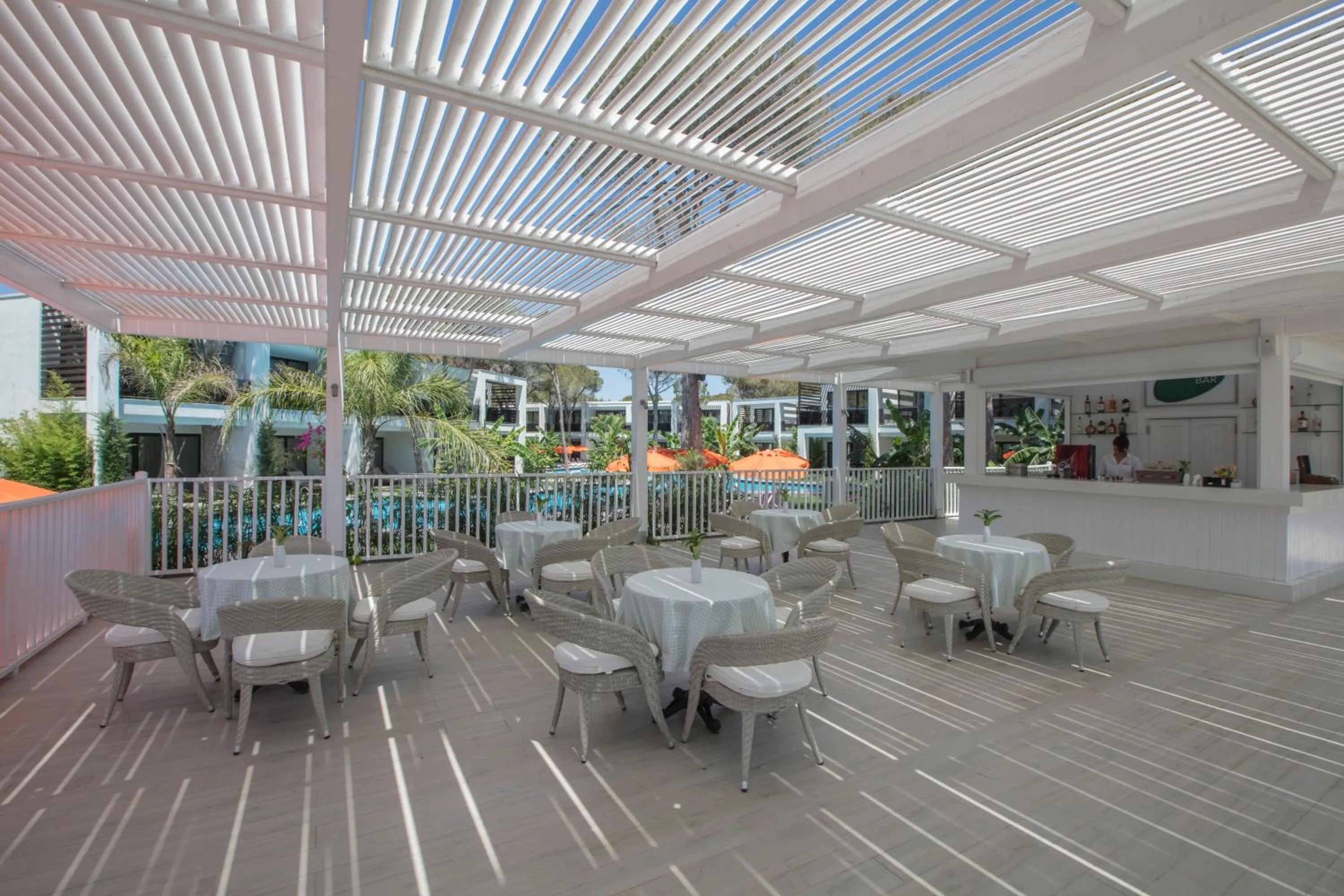 Lounge or bar in Trendy Lara