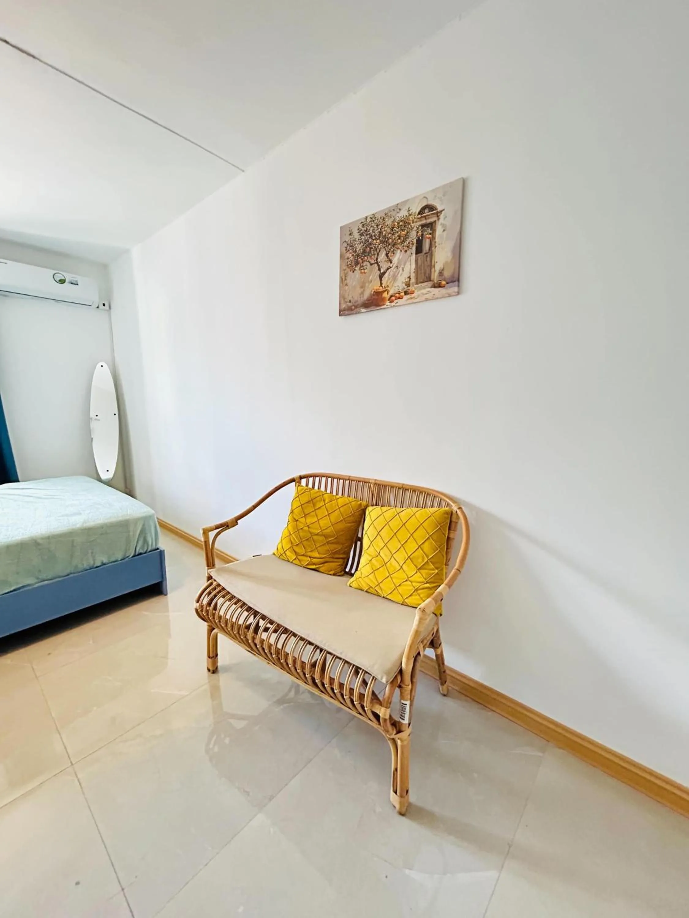 Bed in Cozy Apt, 5 Min Walk to Beach - LF7