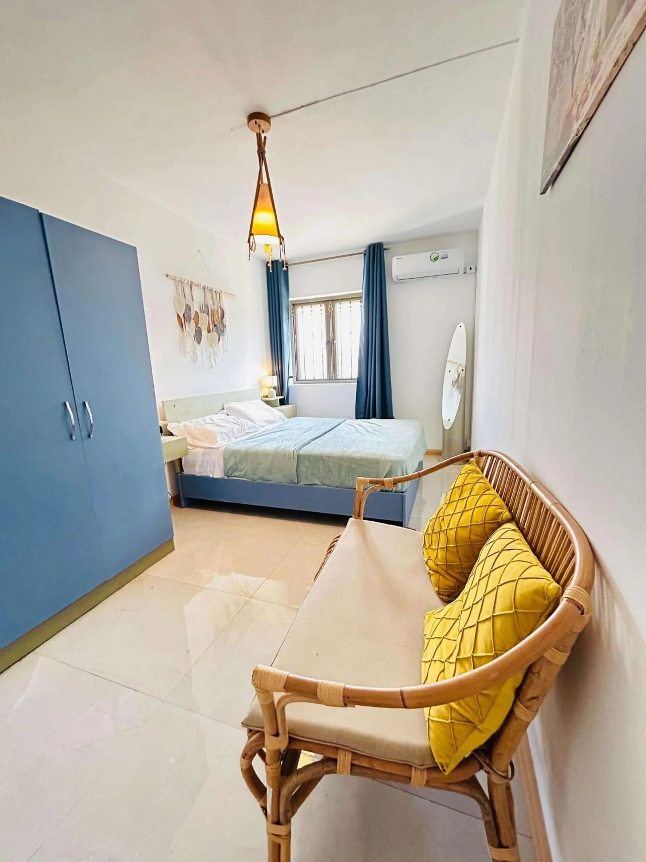 Bed in Cozy Apt, 5 Min Walk to Beach - LF7
