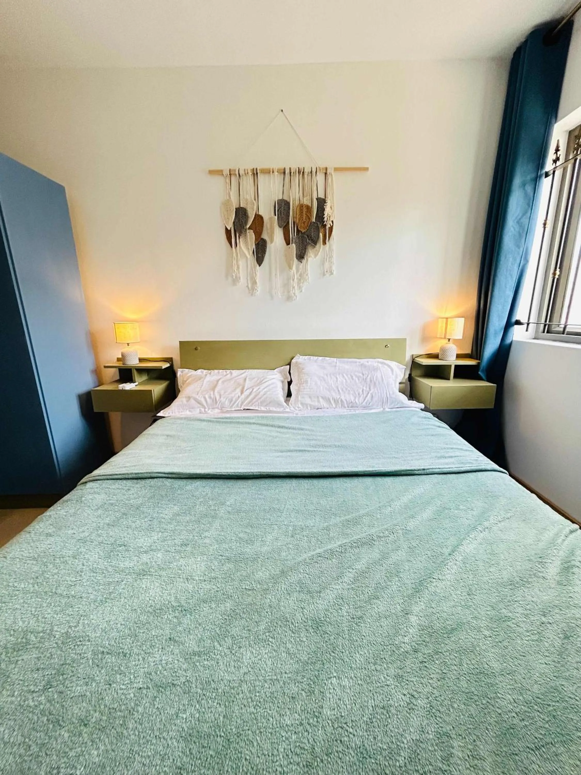 Bed in Cozy Apt, 5 Min Walk to Beach - LF7
