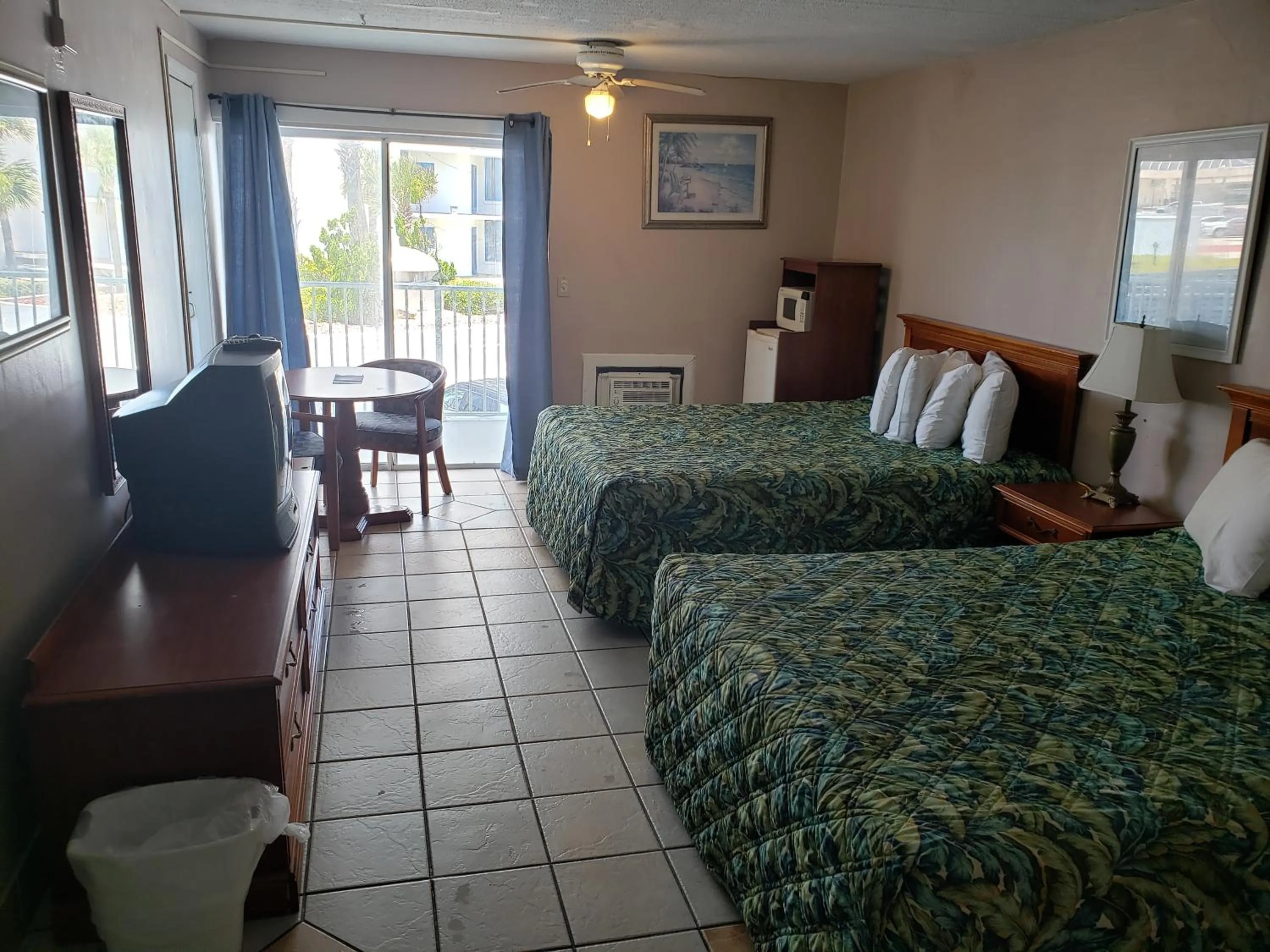 TV and multimedia, Bed in SeaScape Inn - Daytona Beach Shores