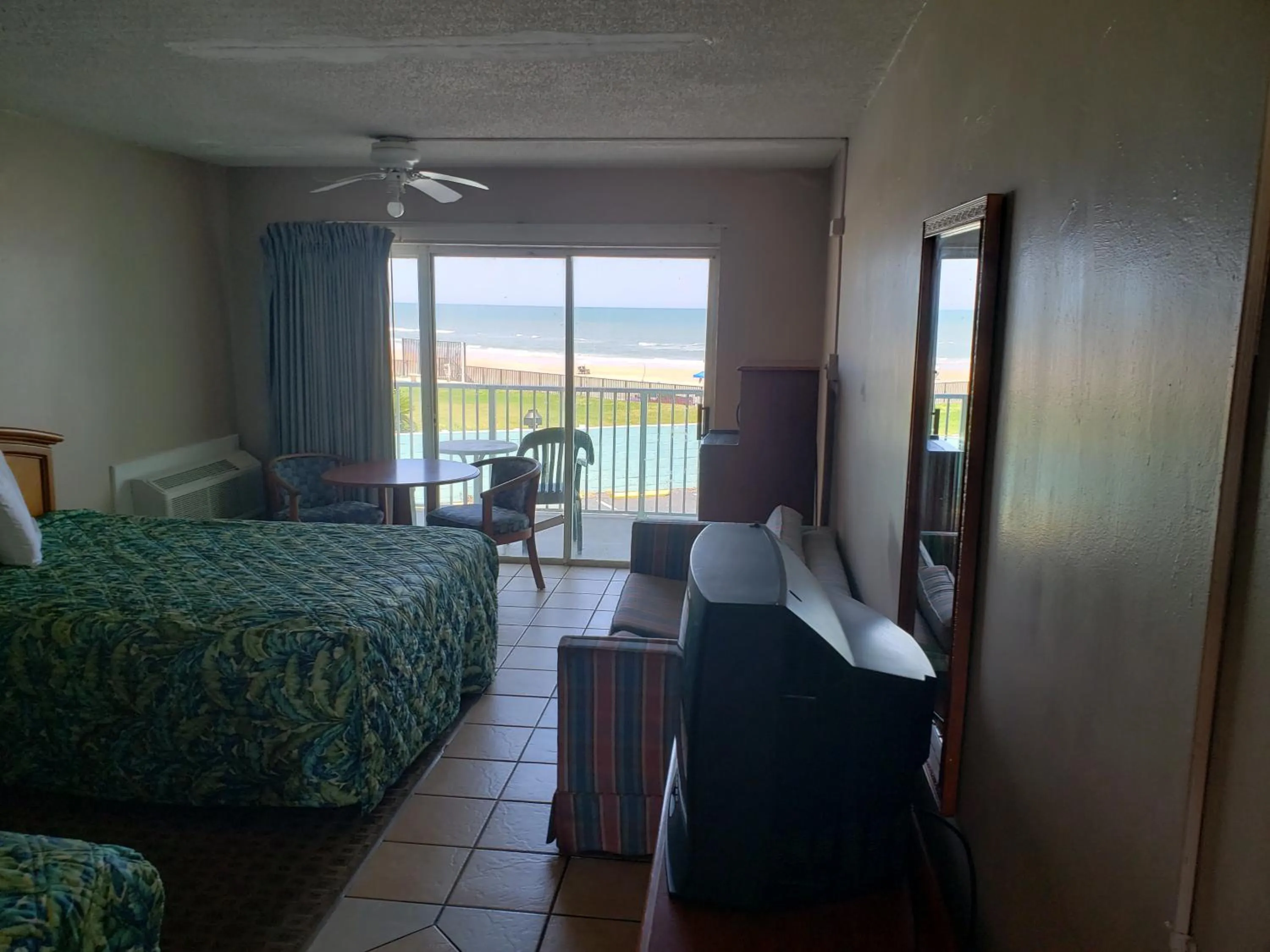 Natural landscape, Bed in SeaScape Inn - Daytona Beach Shores
