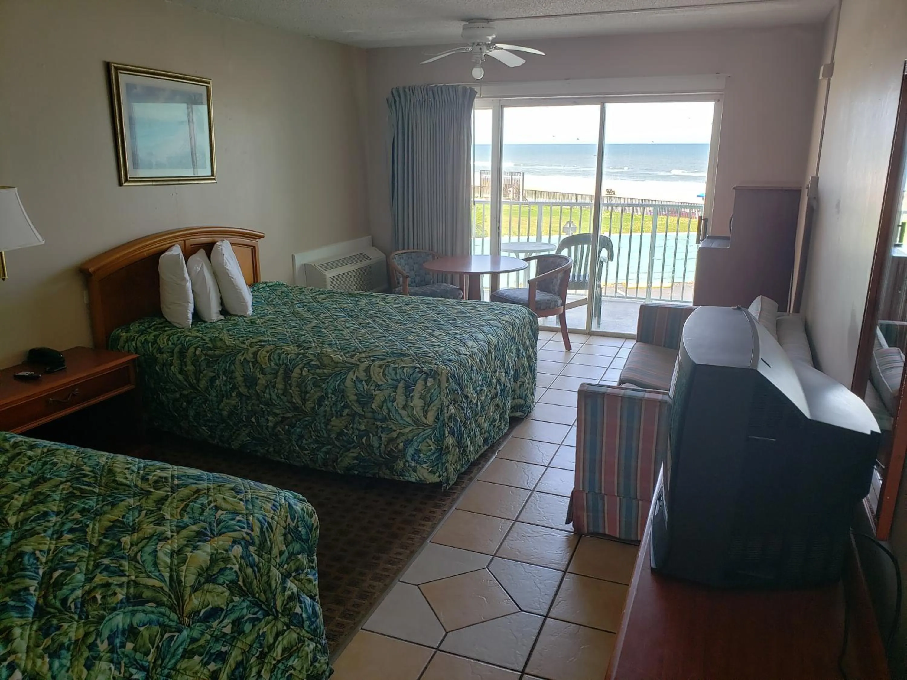 Bed in SeaScape Inn - Daytona Beach Shores