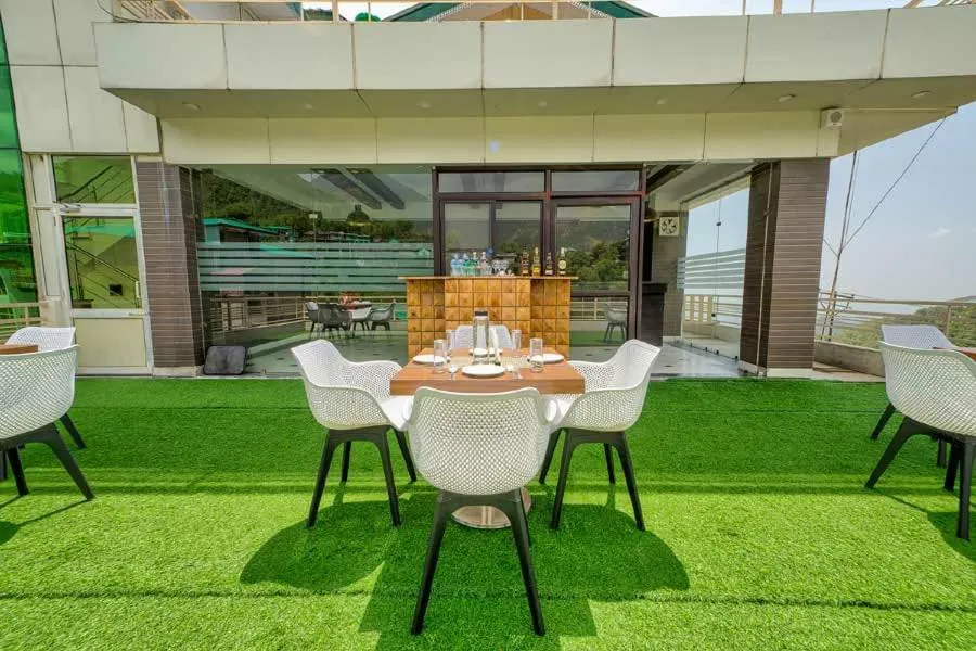 Restaurant/places to eat in Kamal Residency