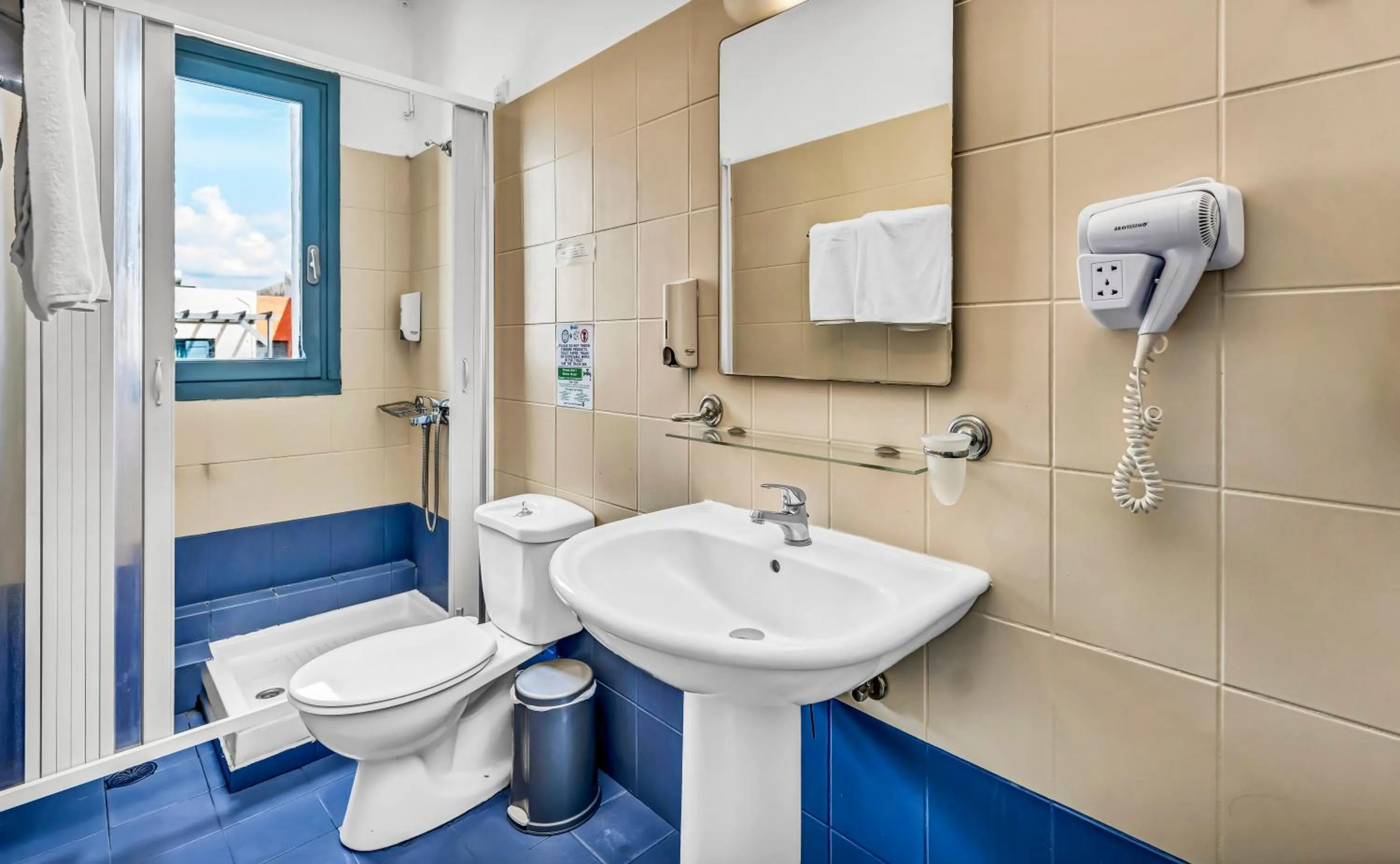 Bathroom in Marilisa Hotel