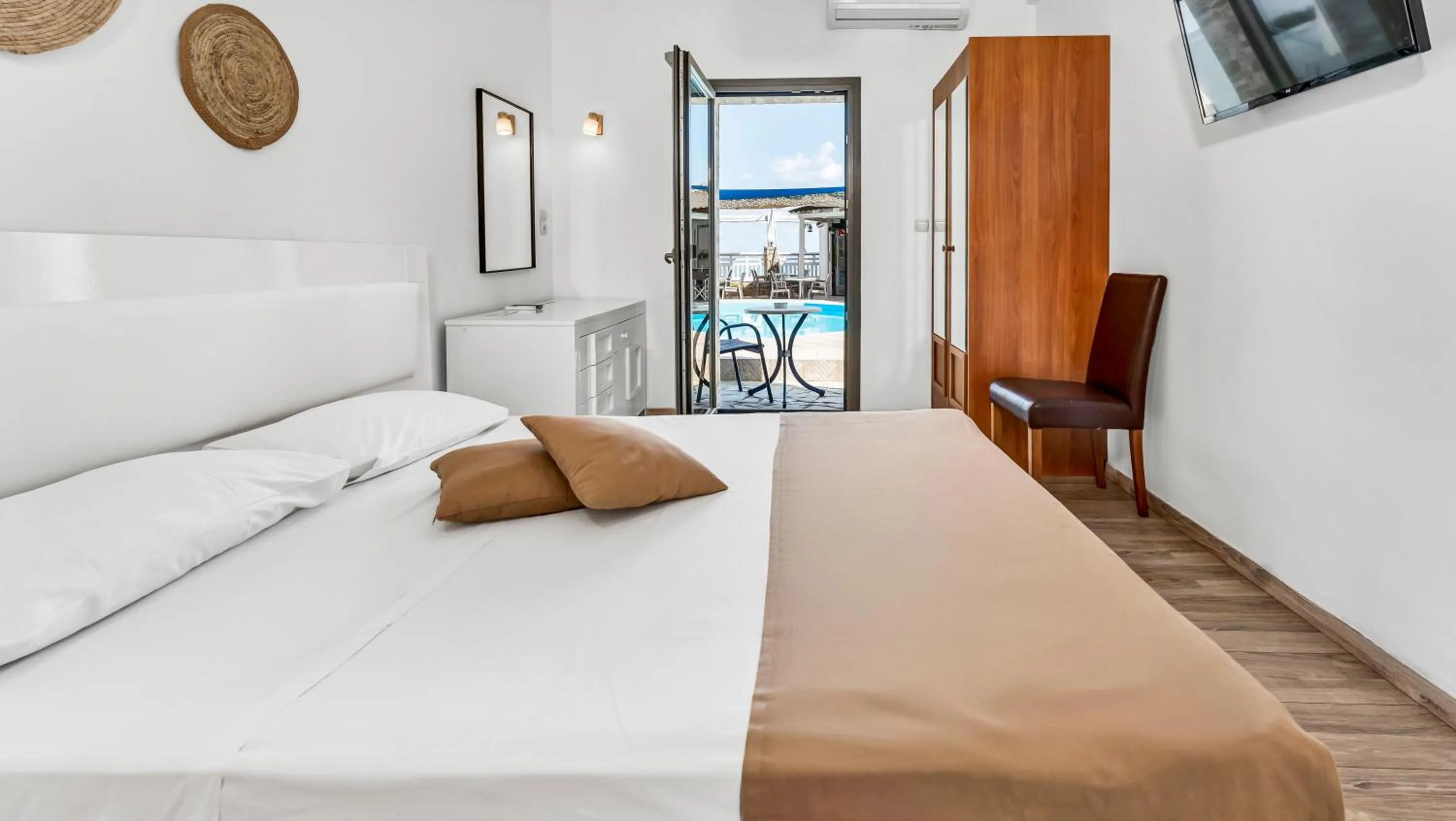 Bedroom, Bed in Sunset Beach Hotel