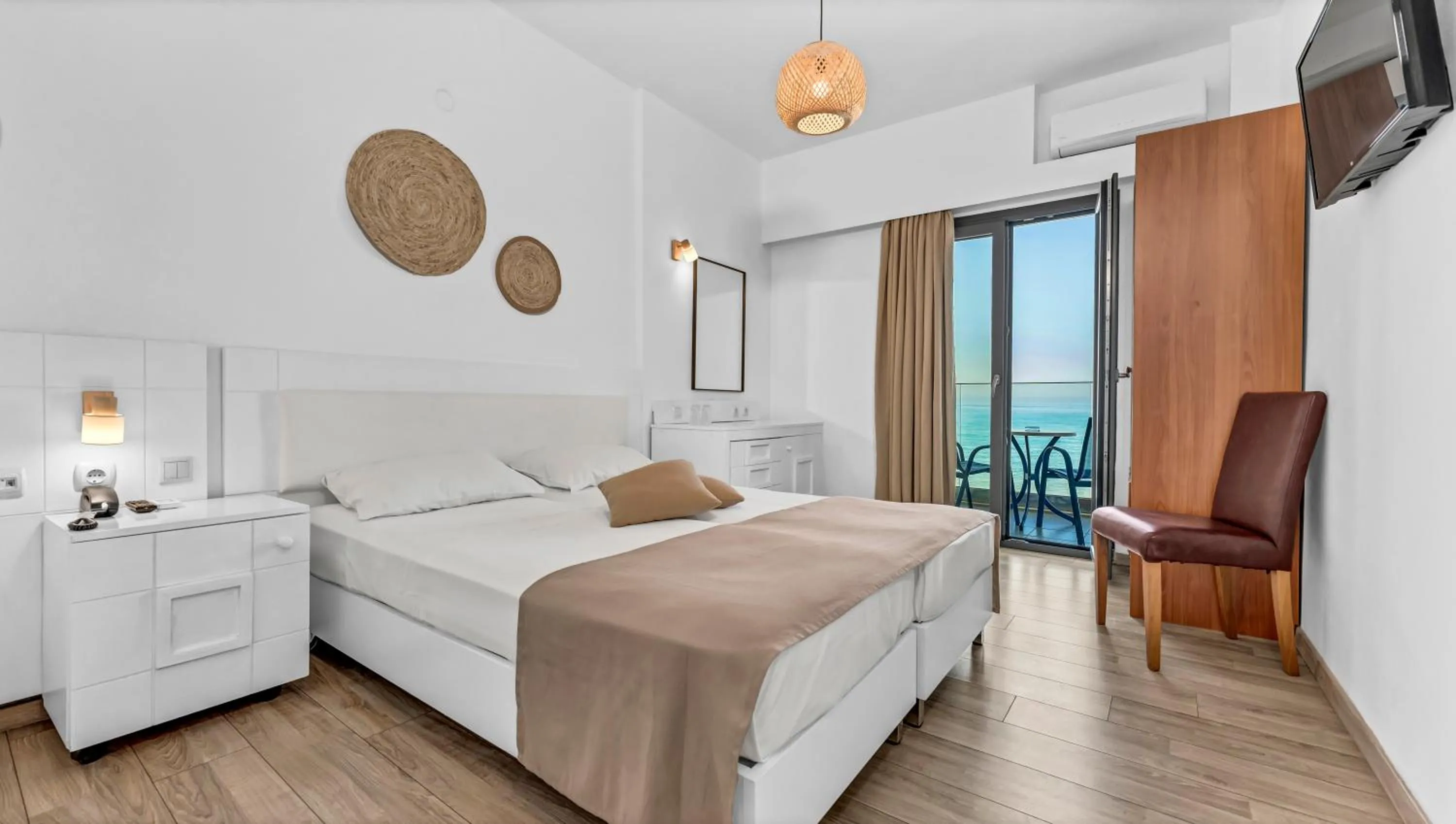 Bedroom, Bed in Sunset Beach Hotel