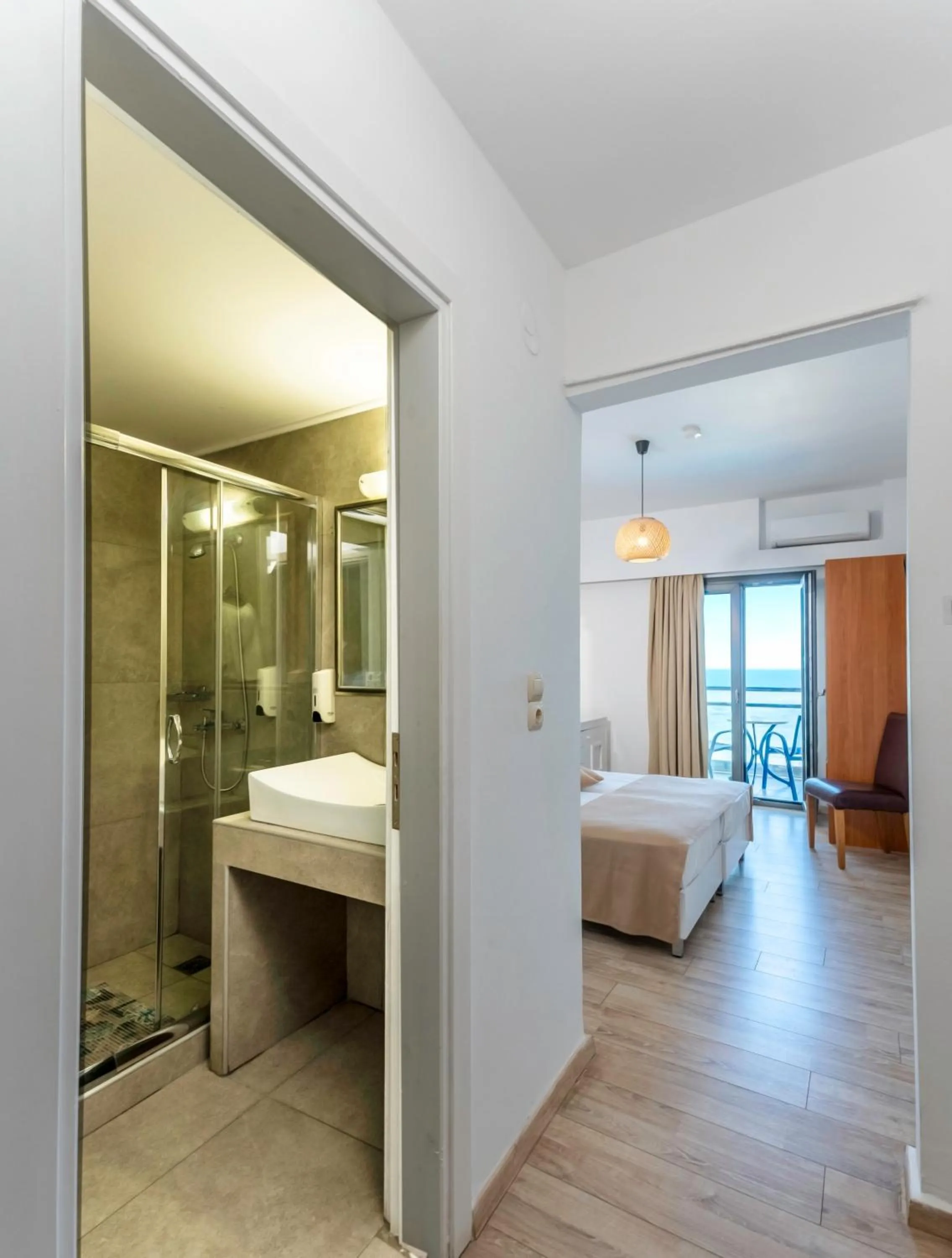 Bathroom, Bed in Sunset Beach Hotel