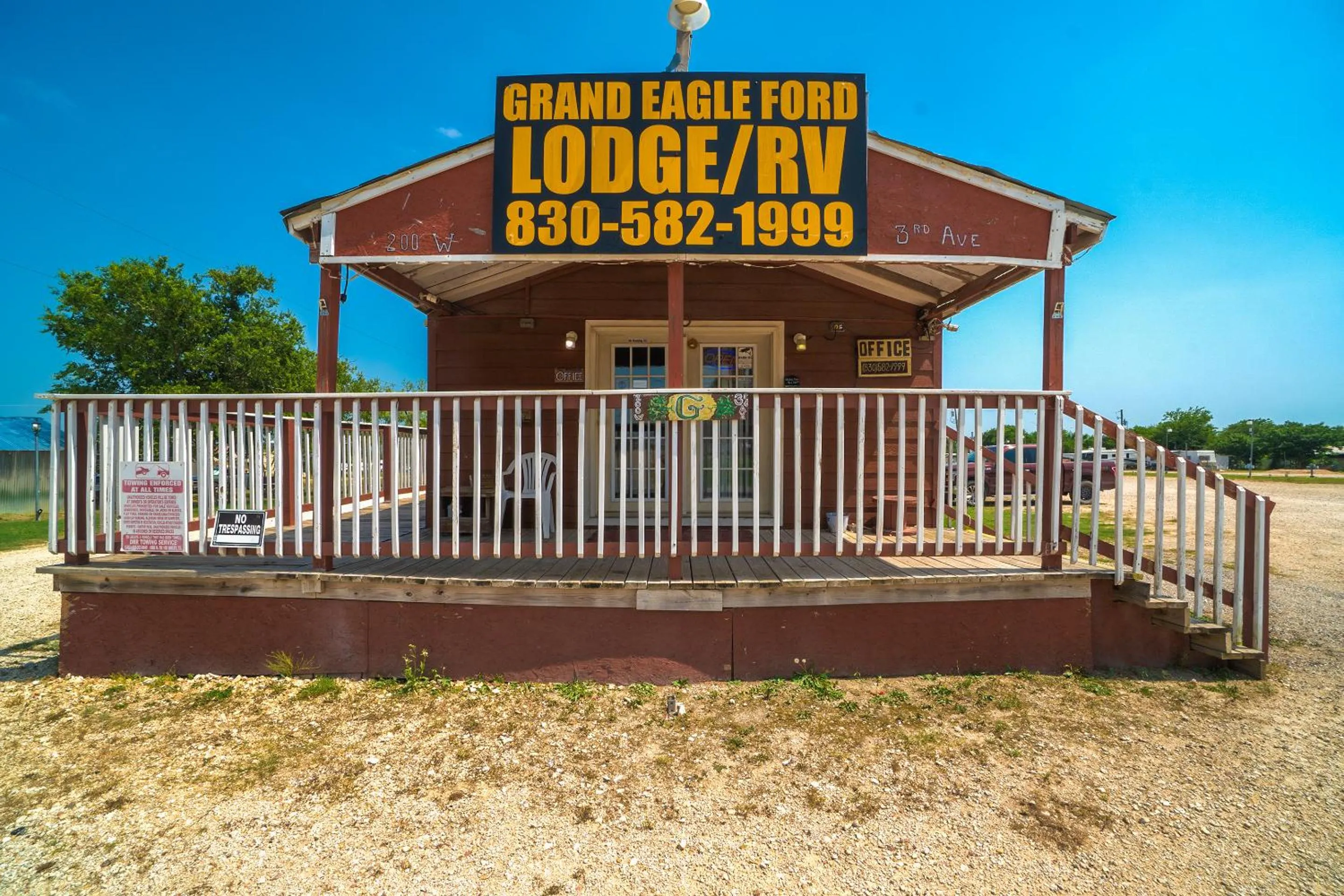 Facade/entrance in Grand Eagle Ford Lodge & RV Park