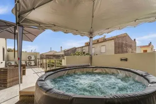 Deluxe Suite with Spa Bath - single occupancy in Luxar Suites & Apartments Deluxe Suite with Spa Bath - single occupancy in Luxar Suites & Apartments