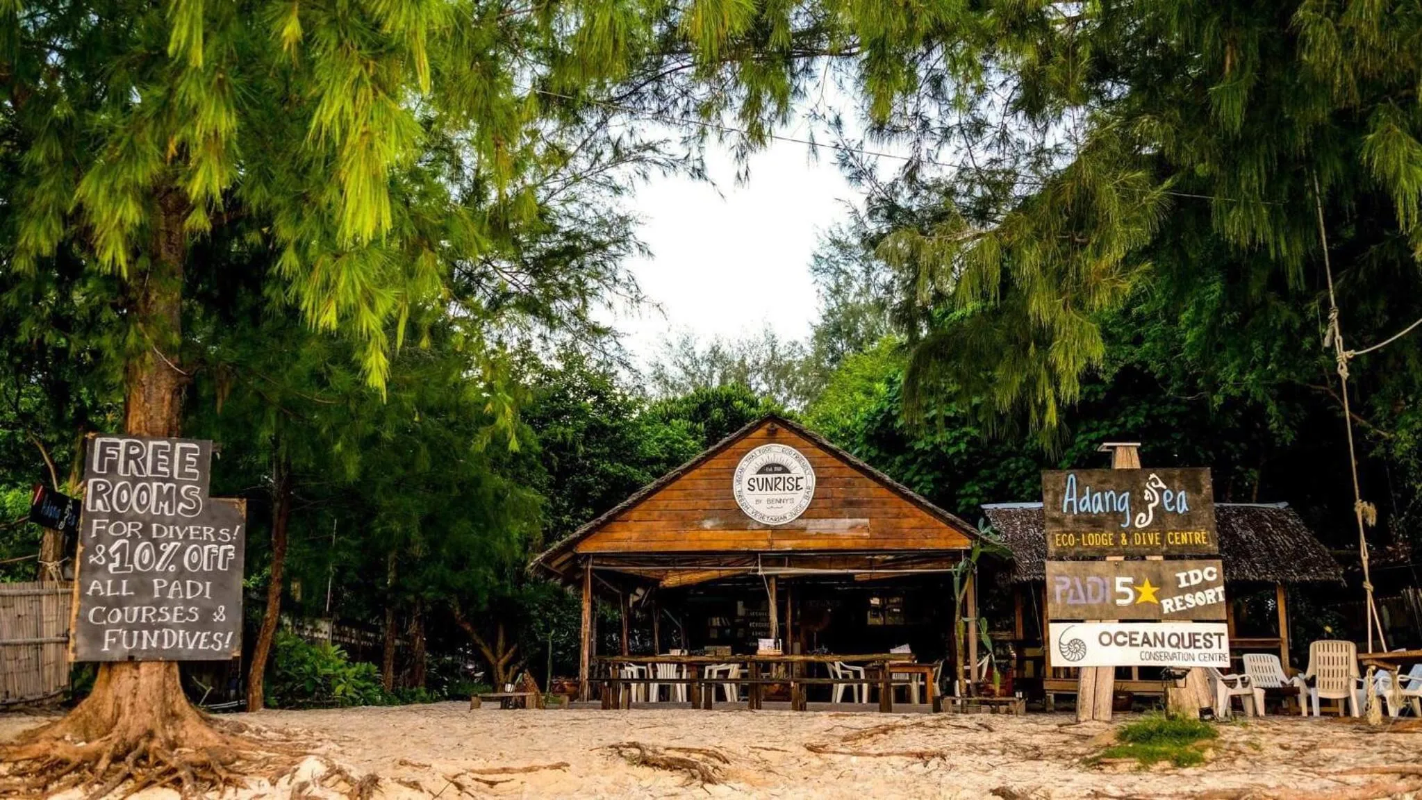 Restaurant/places to eat in Adang Sea Divers & Eco Lodge