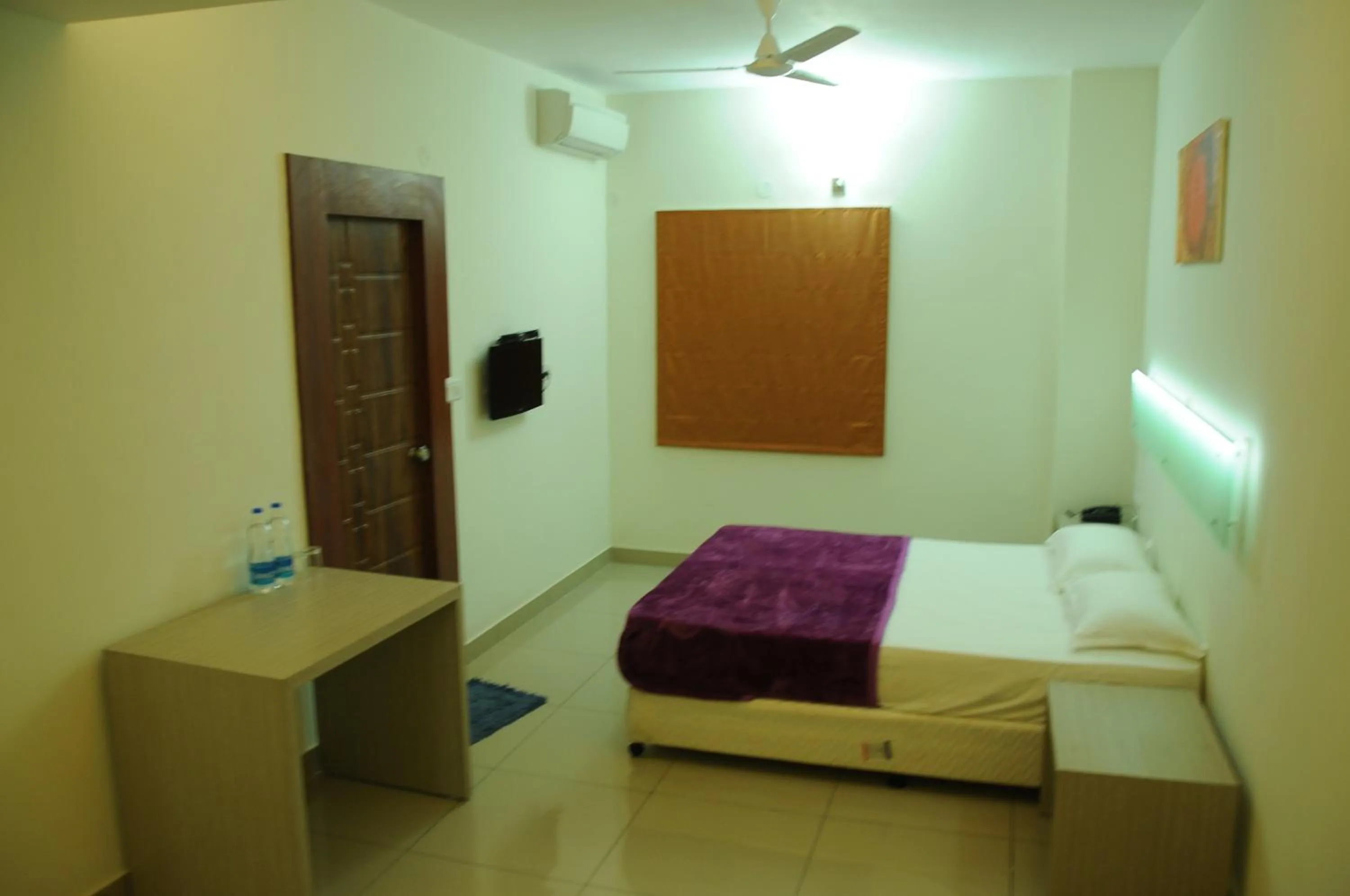 Photo of the whole room in Cinnamon Residency