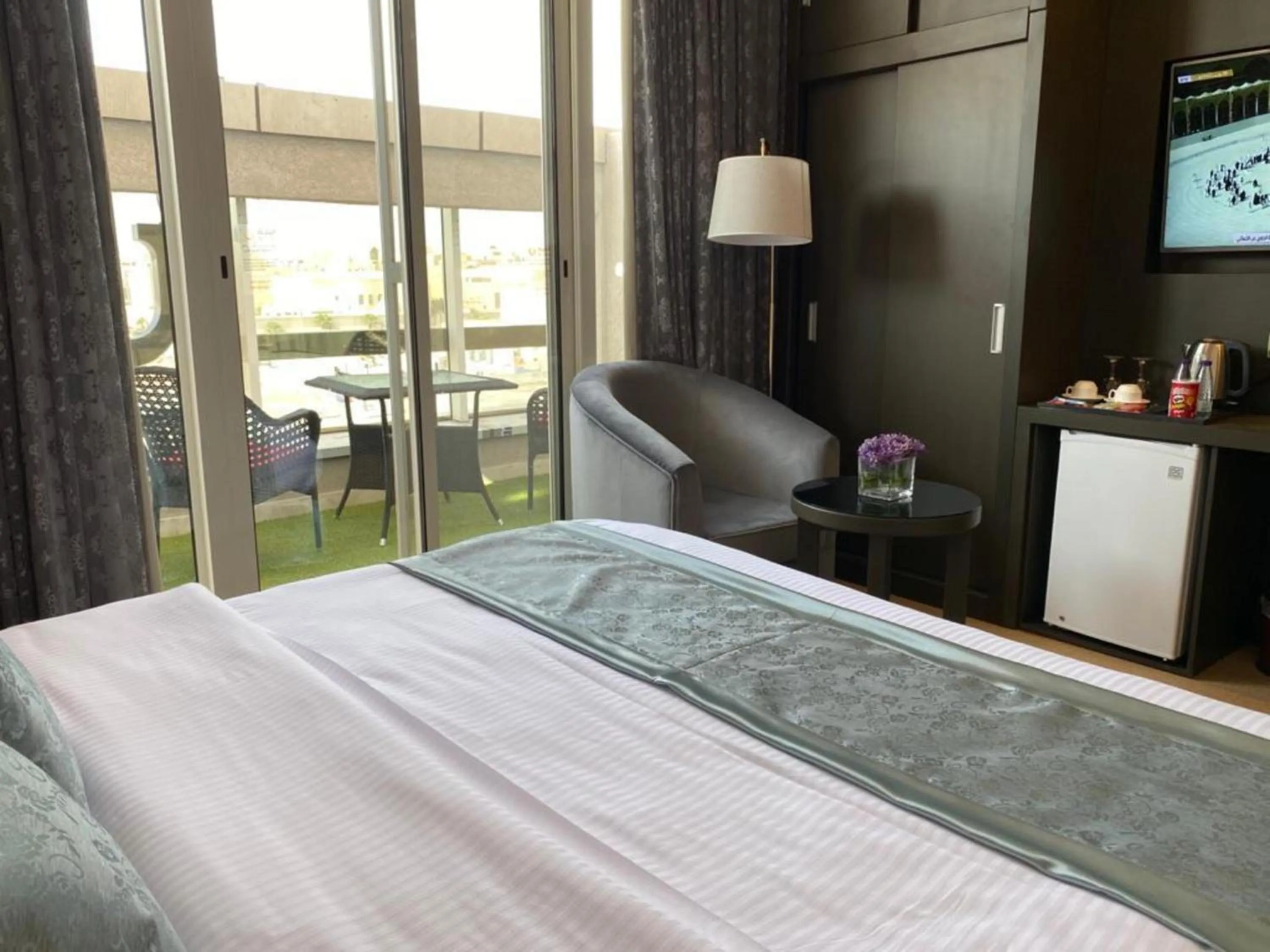 Balcony/Terrace, Bed in Sama Inn Hotel