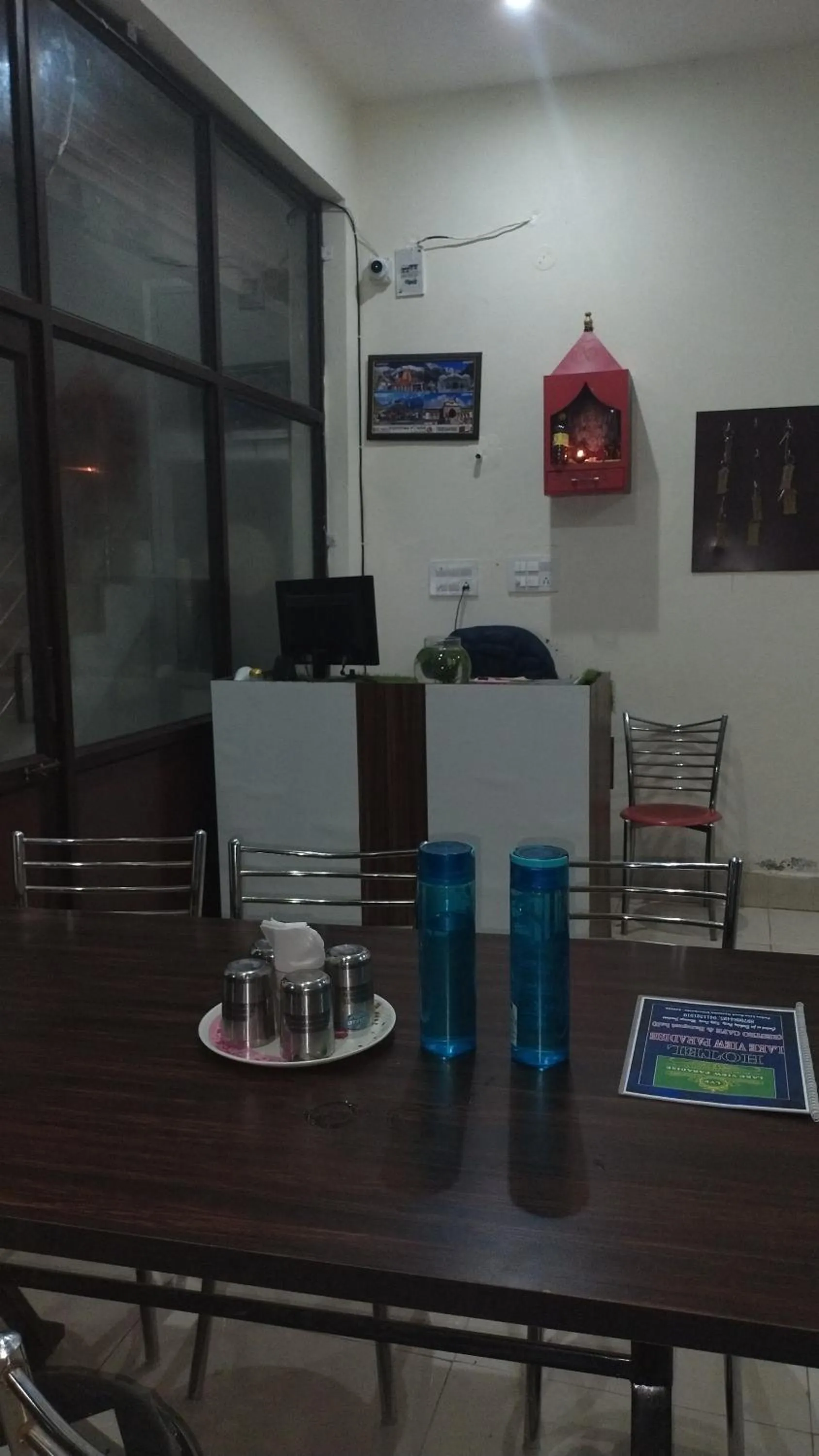 Restaurant/places to eat in Hotel Lake View Paradise