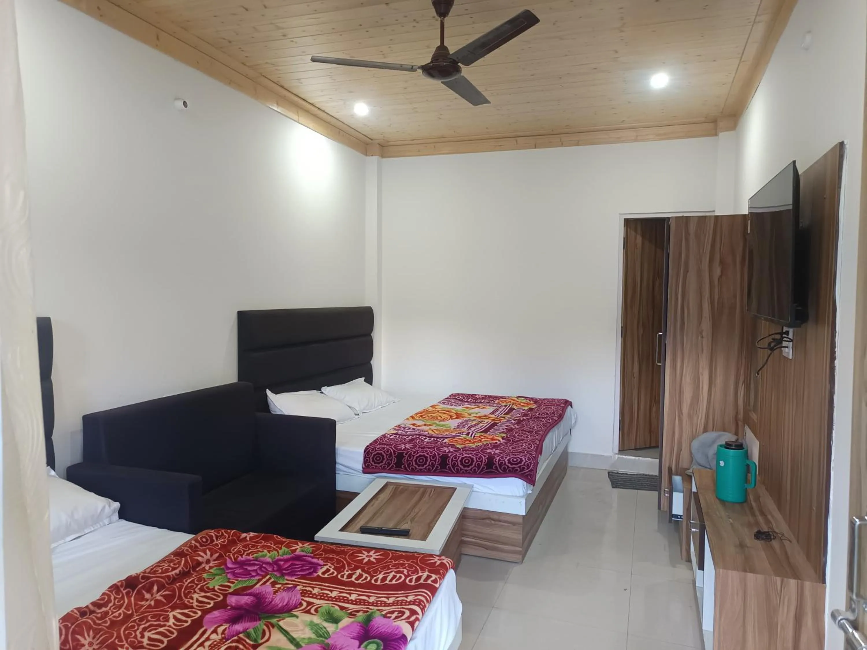 Communal lounge/ TV room, Bed in Hotel Lake View Paradise