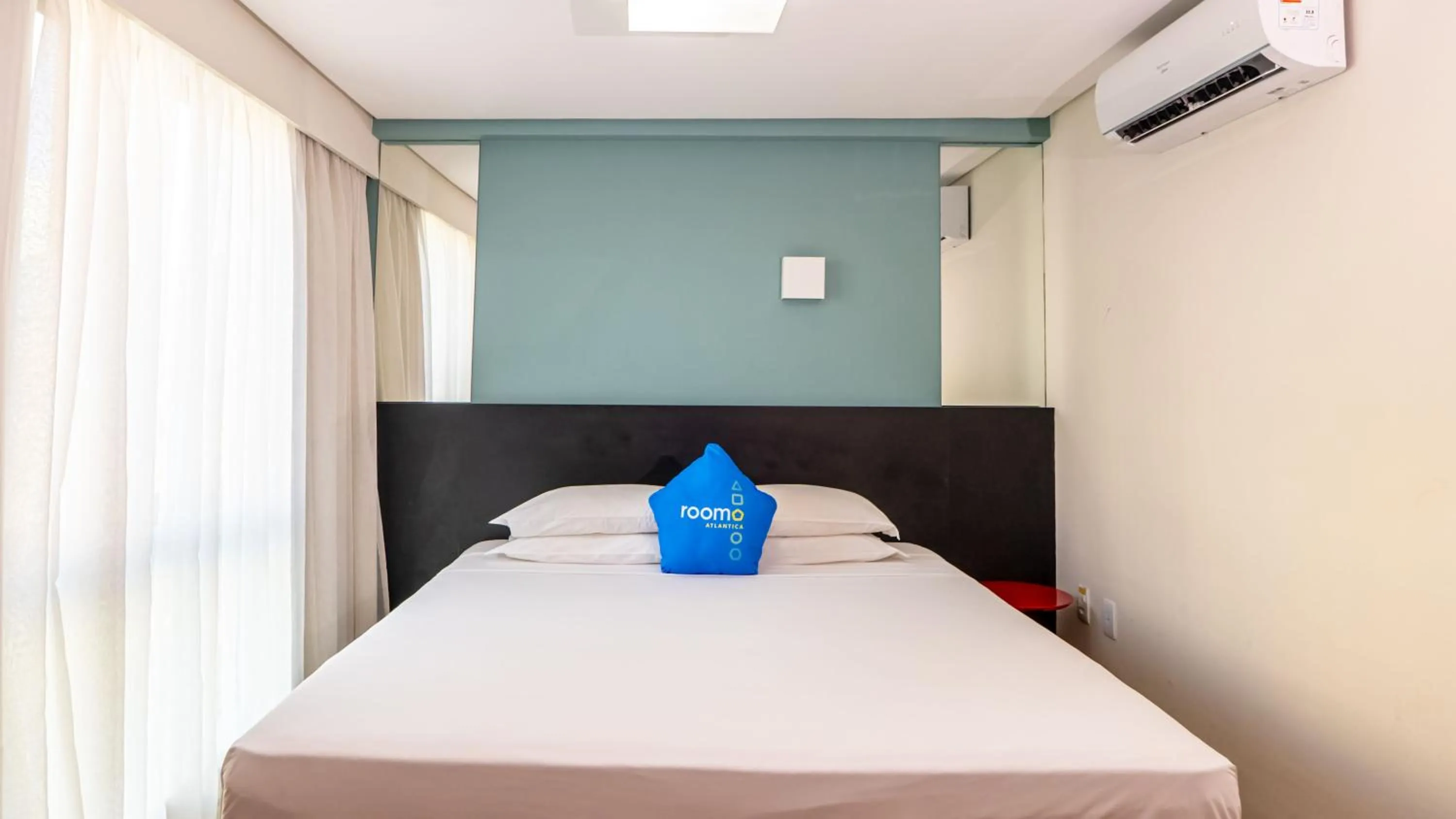 air conditioner, Bed in Roomo Praia de Boa Viagem Residencial