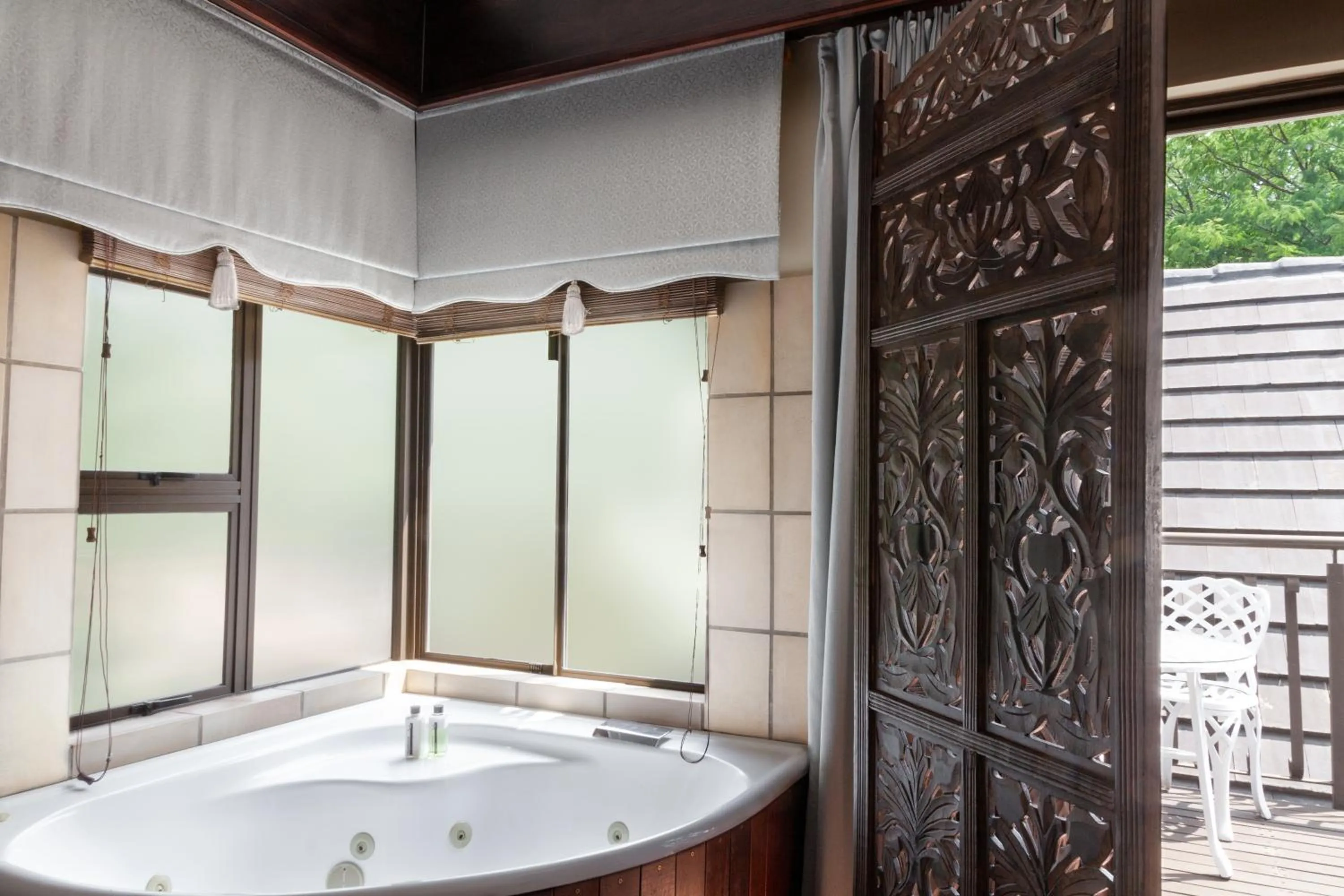 Bath in InnJoy Boutique Hotel