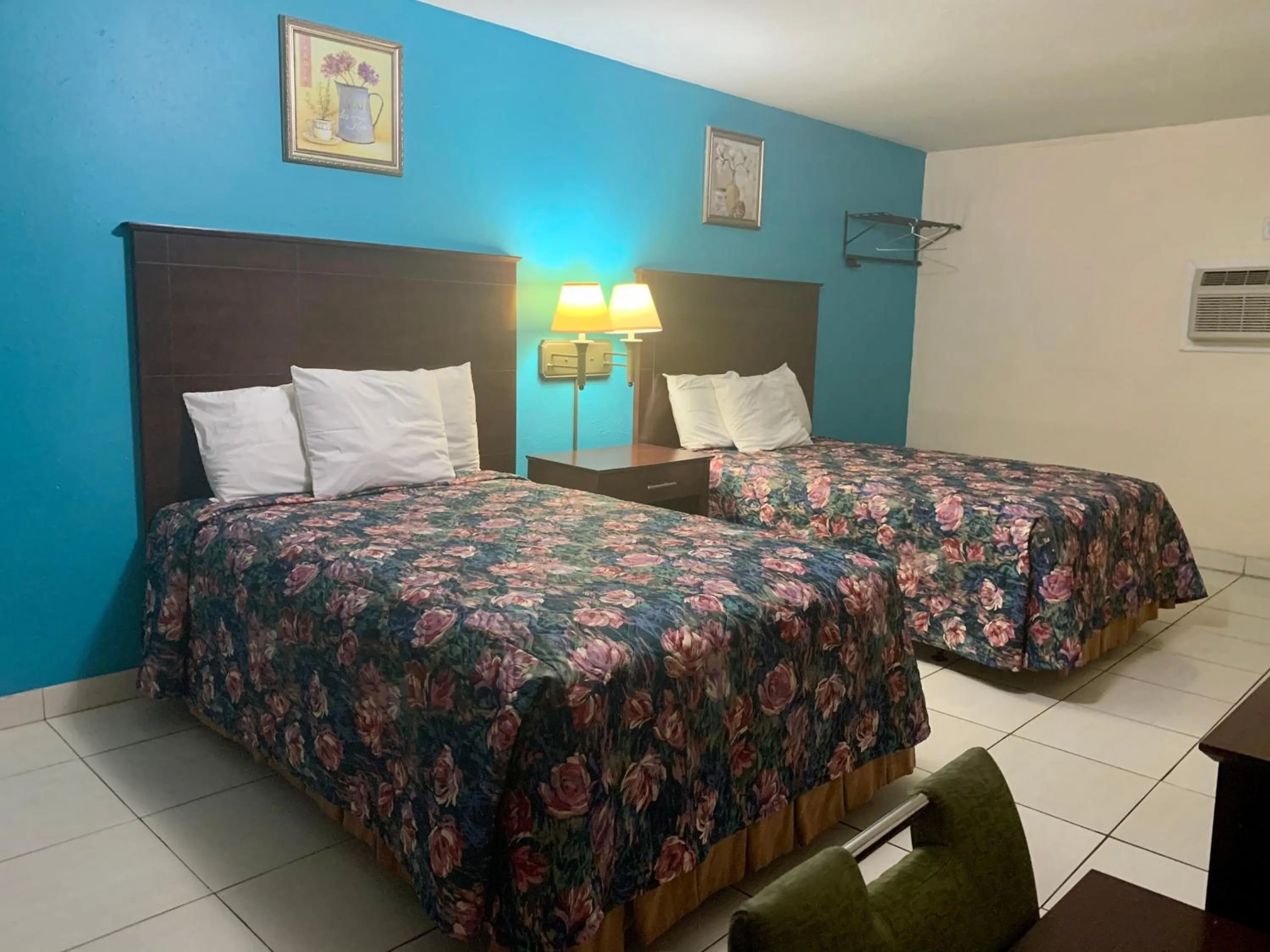 Bed in Travelers Inn - Clearwater