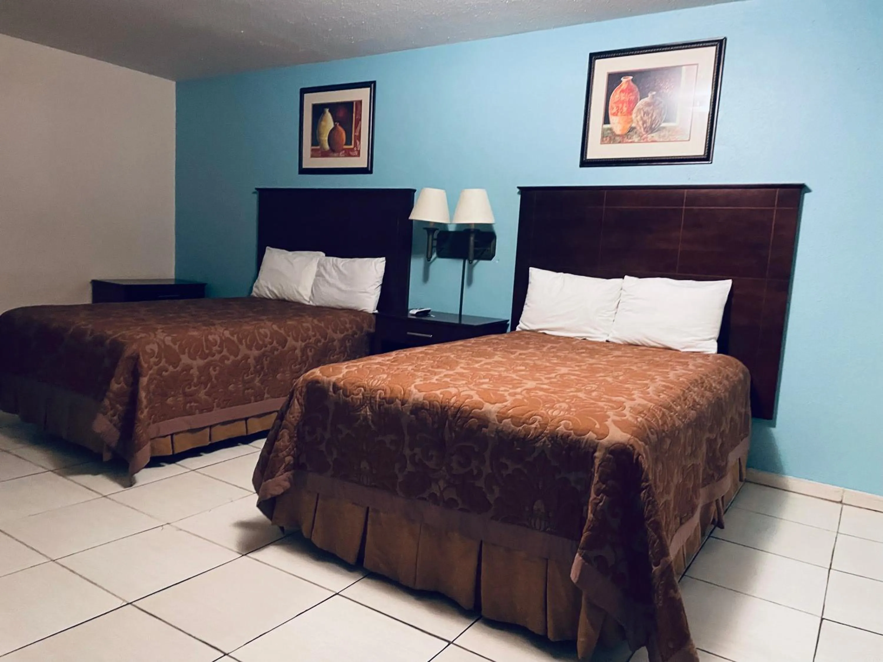 Bed in Travelers Inn - Clearwater