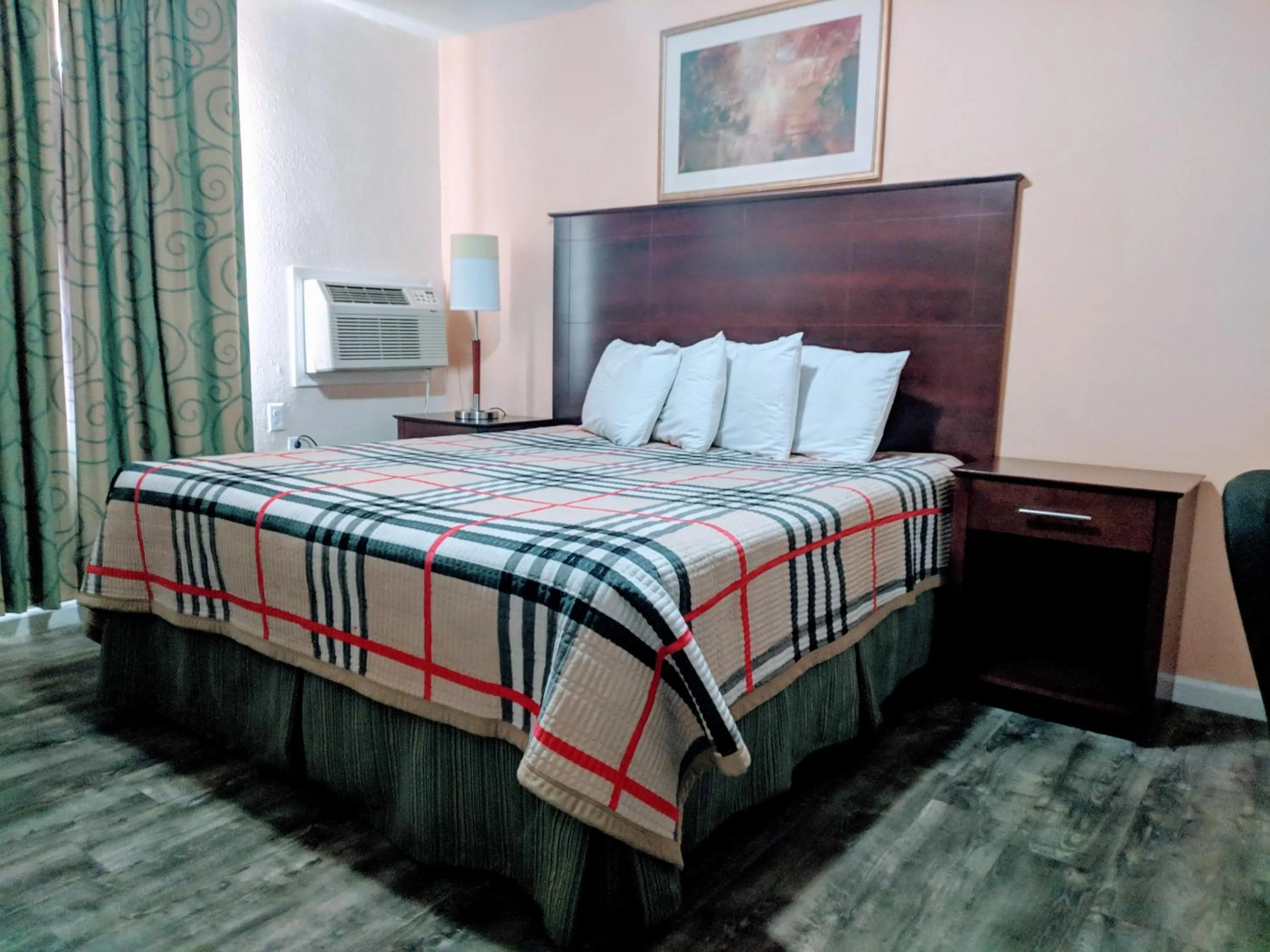 Bed in Travelers Inn - Clearwater