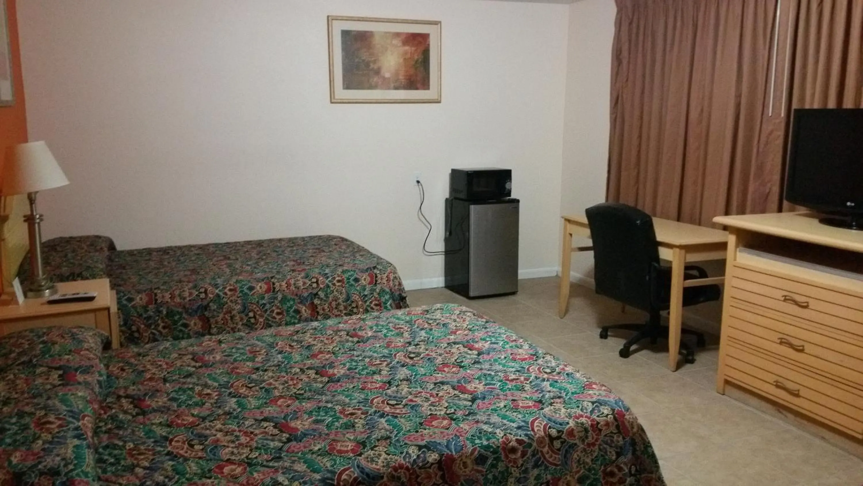 Bed in Travelers Inn - Clearwater