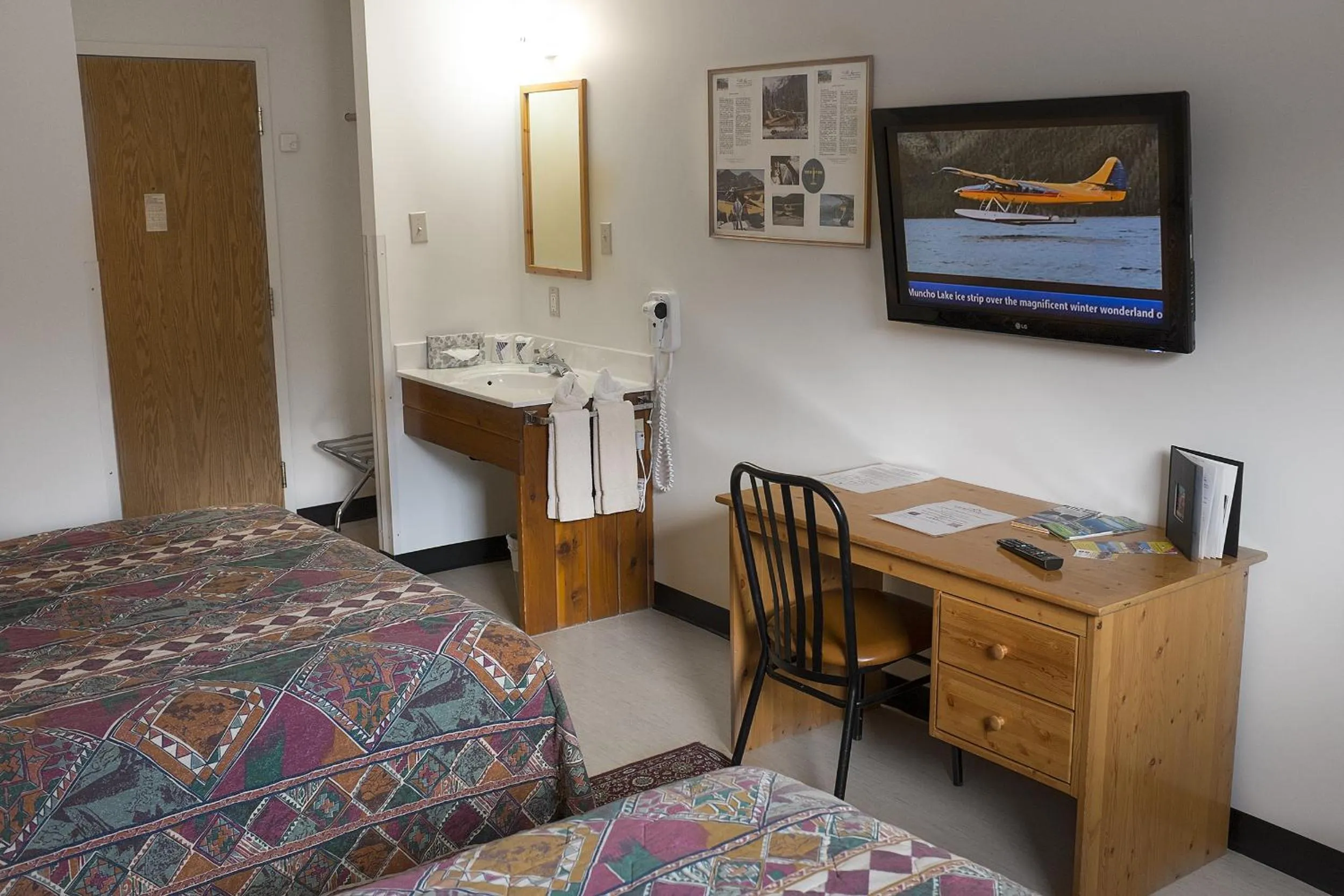 Bedroom, Bed in Northern Rockies Lodge