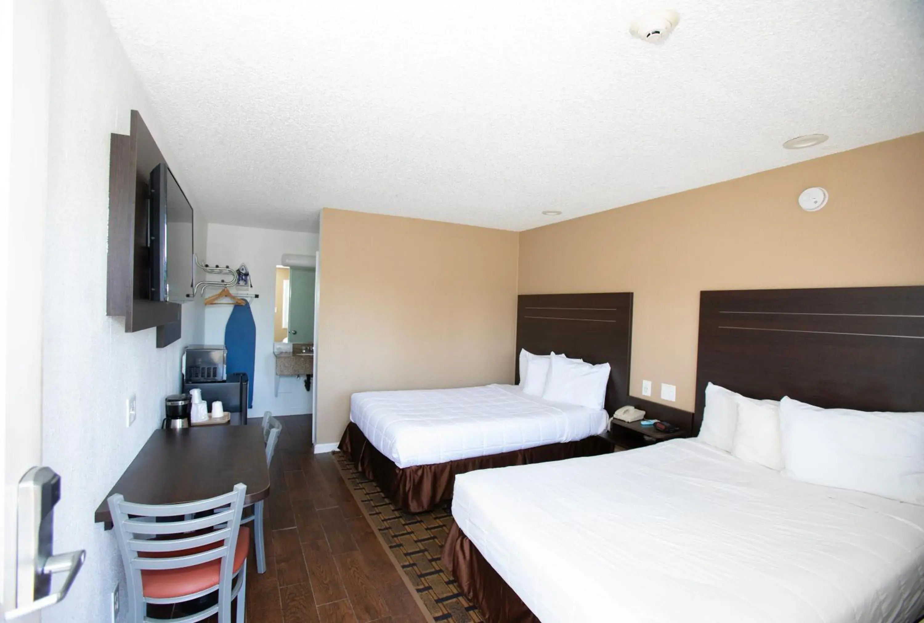 Double Room with Two Double Beds - Smoking in Budget Inn Expressway Hub Double Room with Two Double Beds - Smoking in Budget Inn Expressway Hub