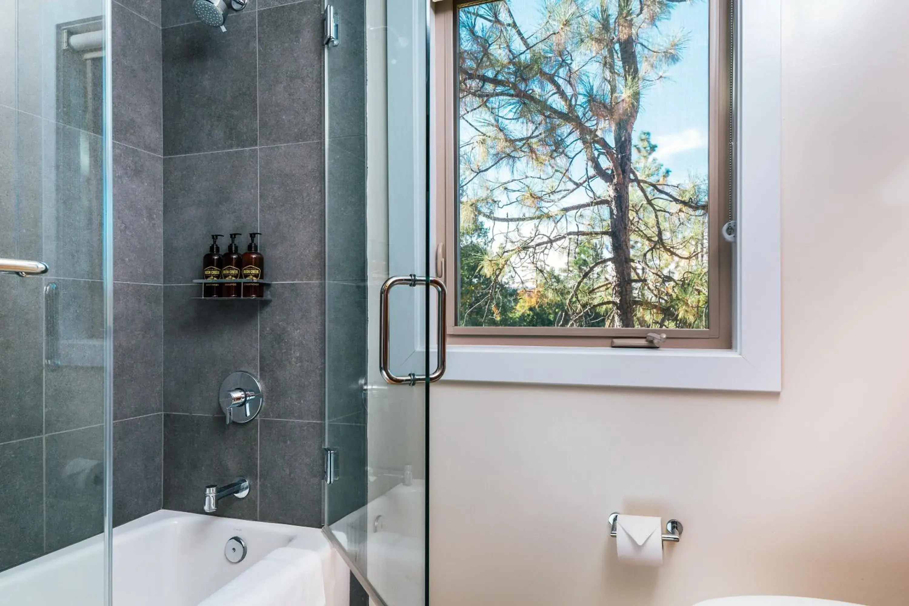 Two-Bedroom Villa with Twin beds and a King Bed in Rush Creek Lodge at Yosemite Two-Bedroom Villa with Twin beds and a King Bed in Rush Creek Lodge at Yosemite