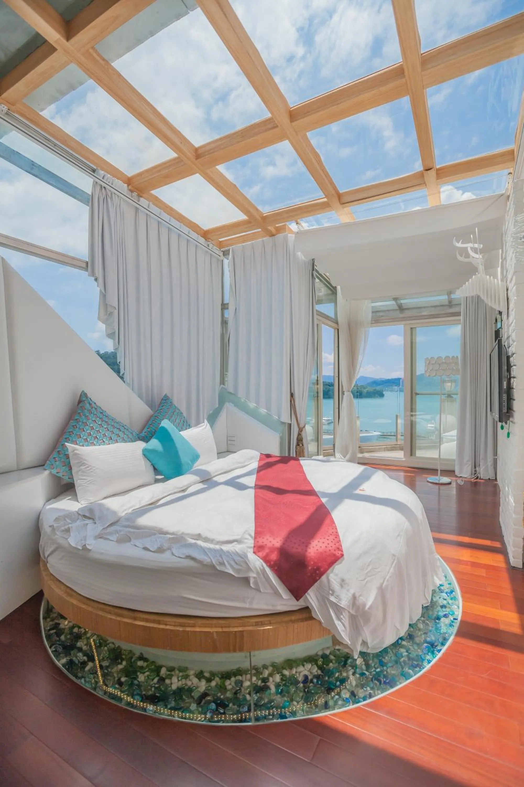 Bed in Shuian Lakeside Hotel