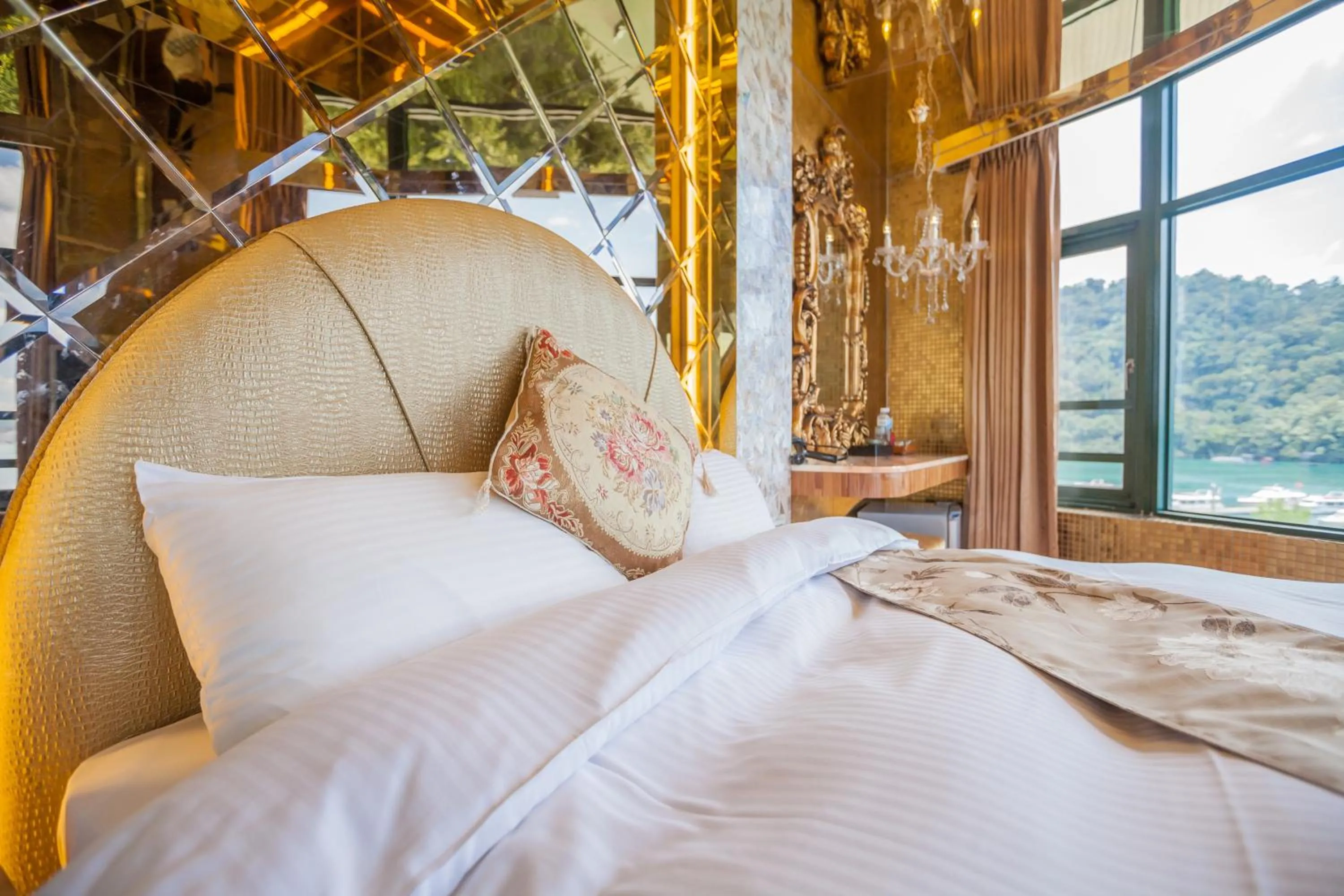 Bed in Shuian Lakeside Hotel