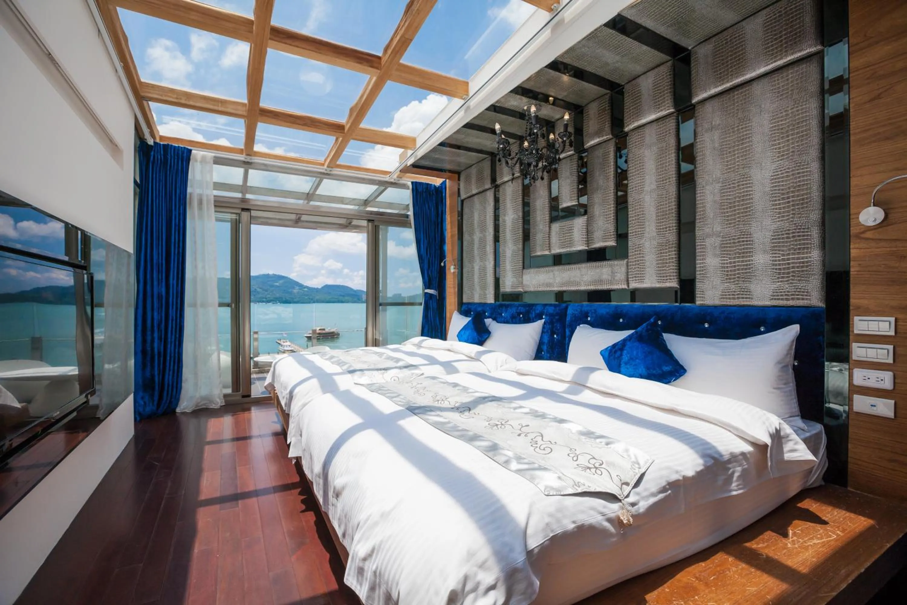 Bed in Shuian Lakeside Hotel