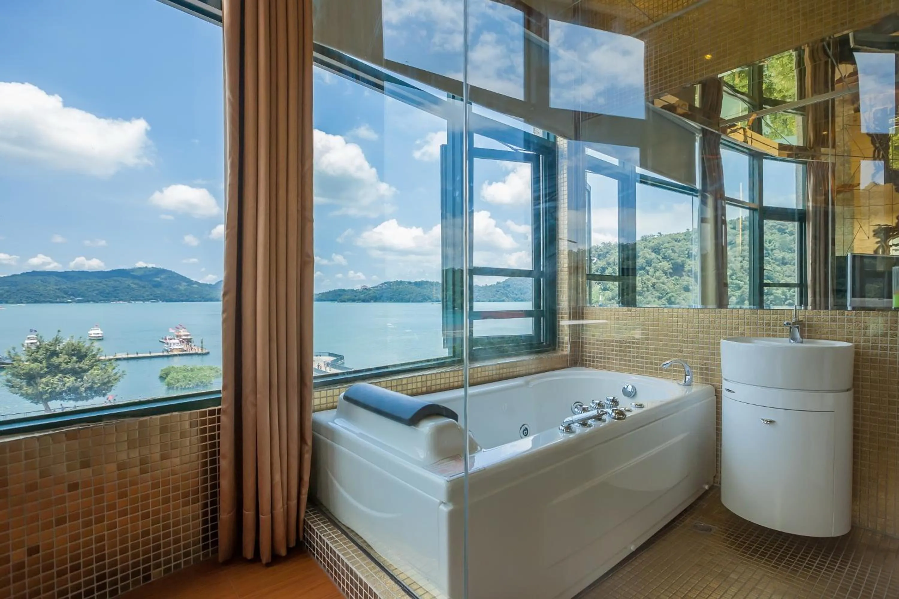 Day in Shuian Lakeside Hotel