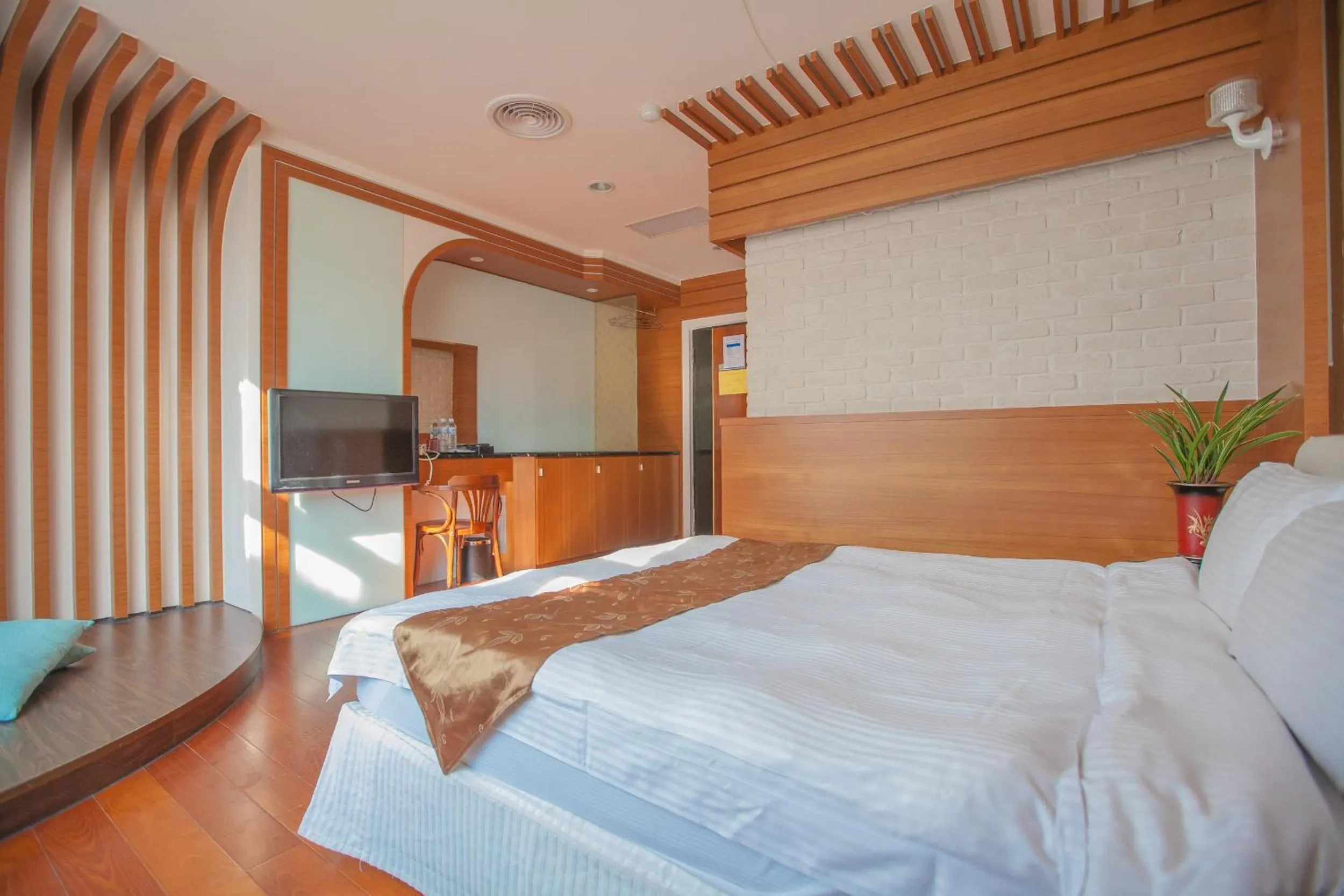 Photo of the whole room, Bed in Shuian Lakeside Hotel