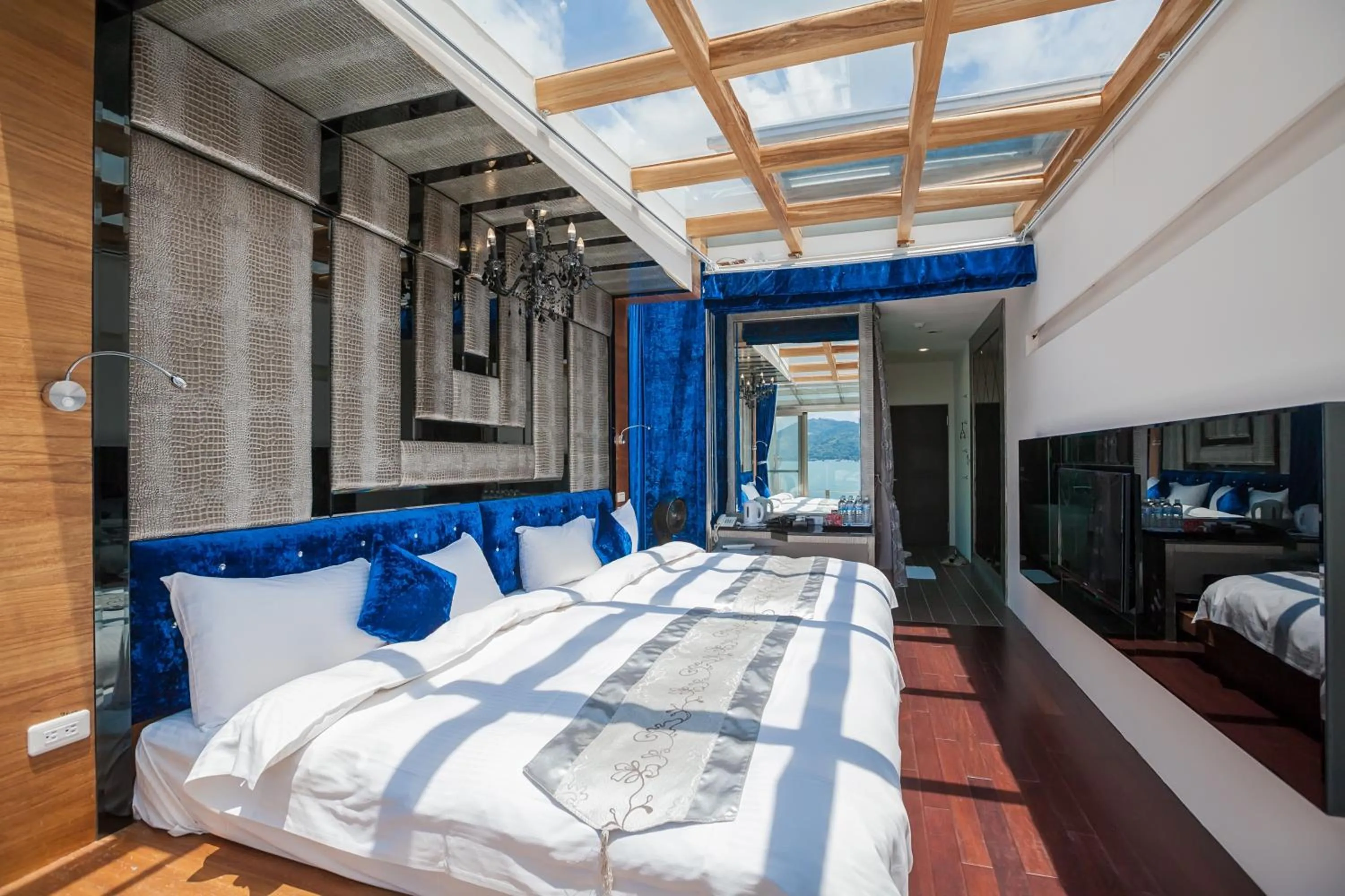 Bed in Shuian Lakeside Hotel