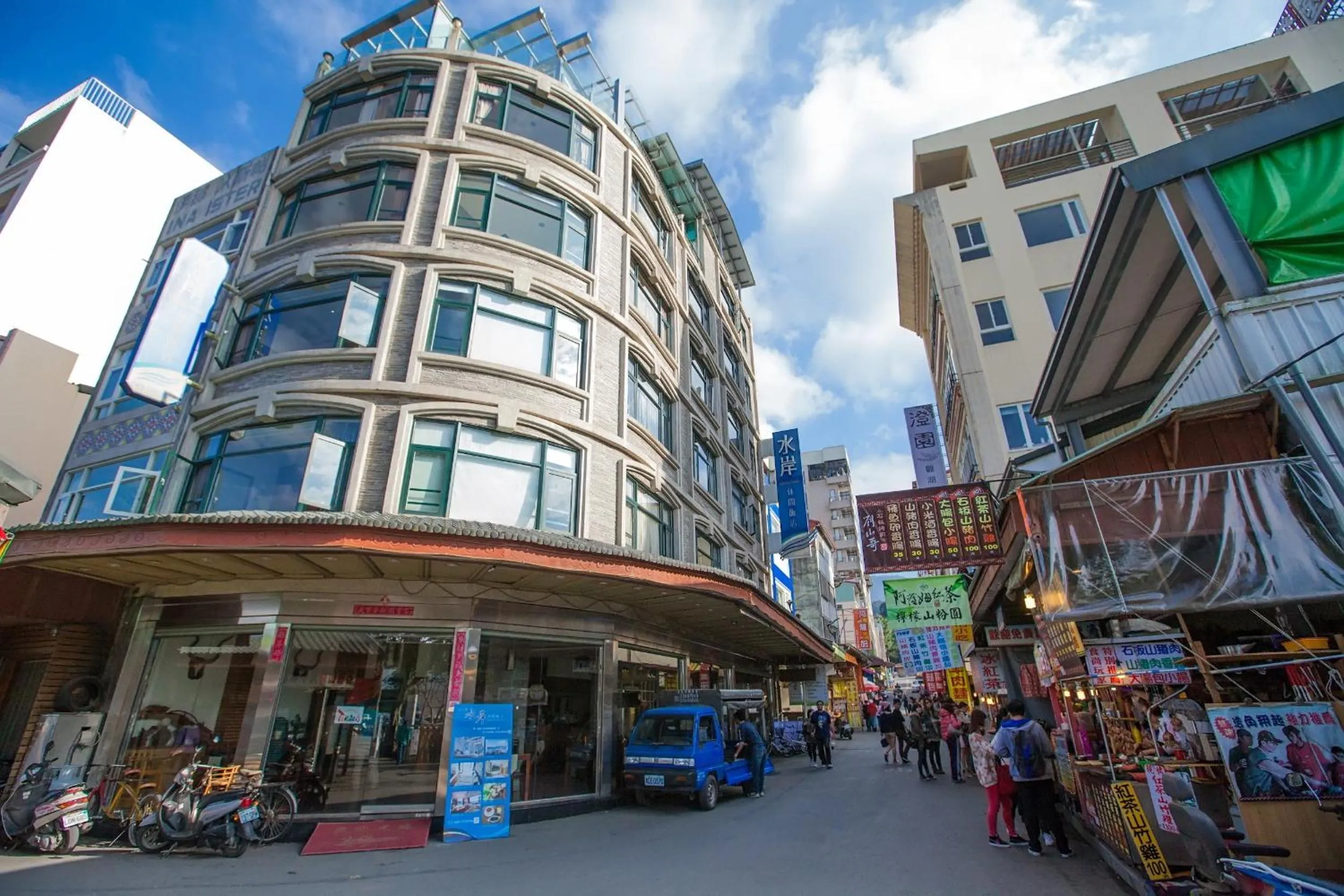 Facade/entrance in Shuian Lakeside Hotel